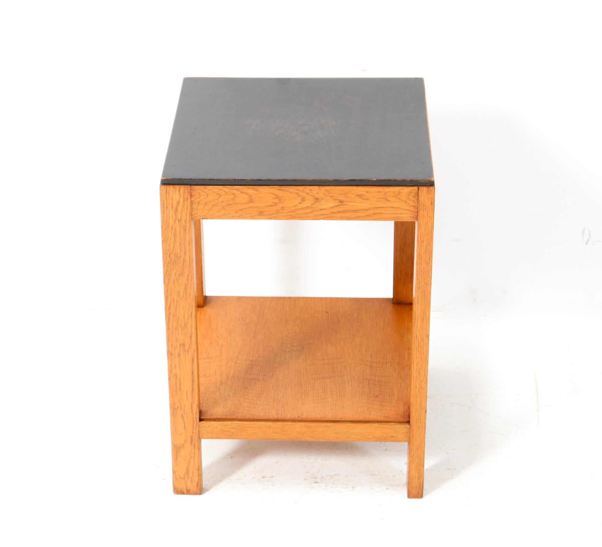 Stunning and rare Art Deco Modernist side table.
The design is in the style of L.O.V. Oosterbeek.
Striking Dutch design from the 1920s.
Solid oak with original black lacquered top.
In very good original condition with minor wear consistent with age