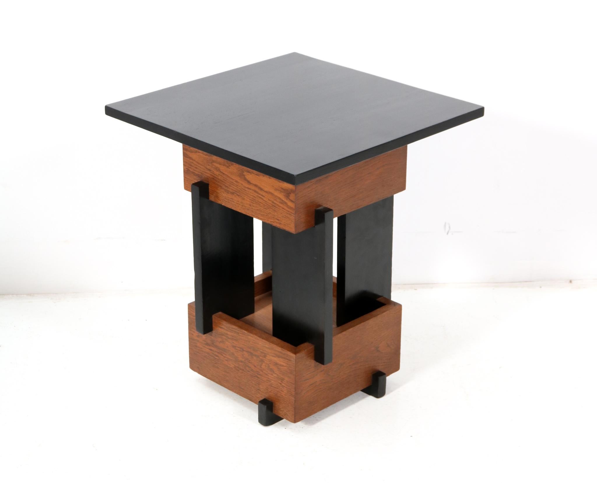 Magnificent and ultra rare Art Deco Modernist side table.
Design by Cor Alons for Fa. Winterkamp & van Putten attributed.
Striking Dutch design from the 1930s
Original solid oak frame with original black lacquered beech elements.
Original black