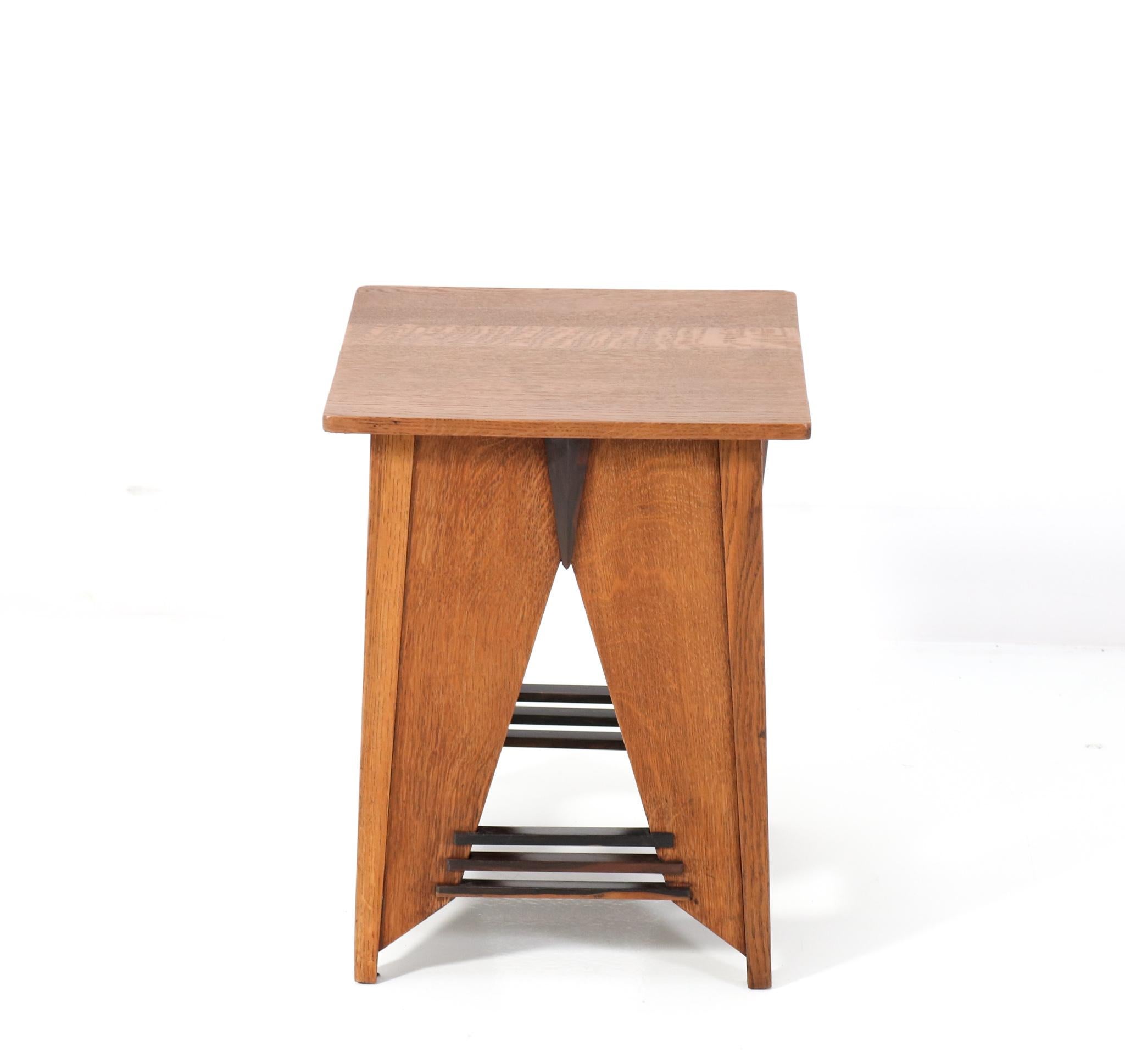 Magnificent and rare Art Deco Modernist side table or pedestal.
Design by P.E.L. Izeren for Genneper Molen.
Striking Dutch design from the 1920s.
Solid oak with original solid macassar ebony lining.
The modernist look of this wonderful Art Deco