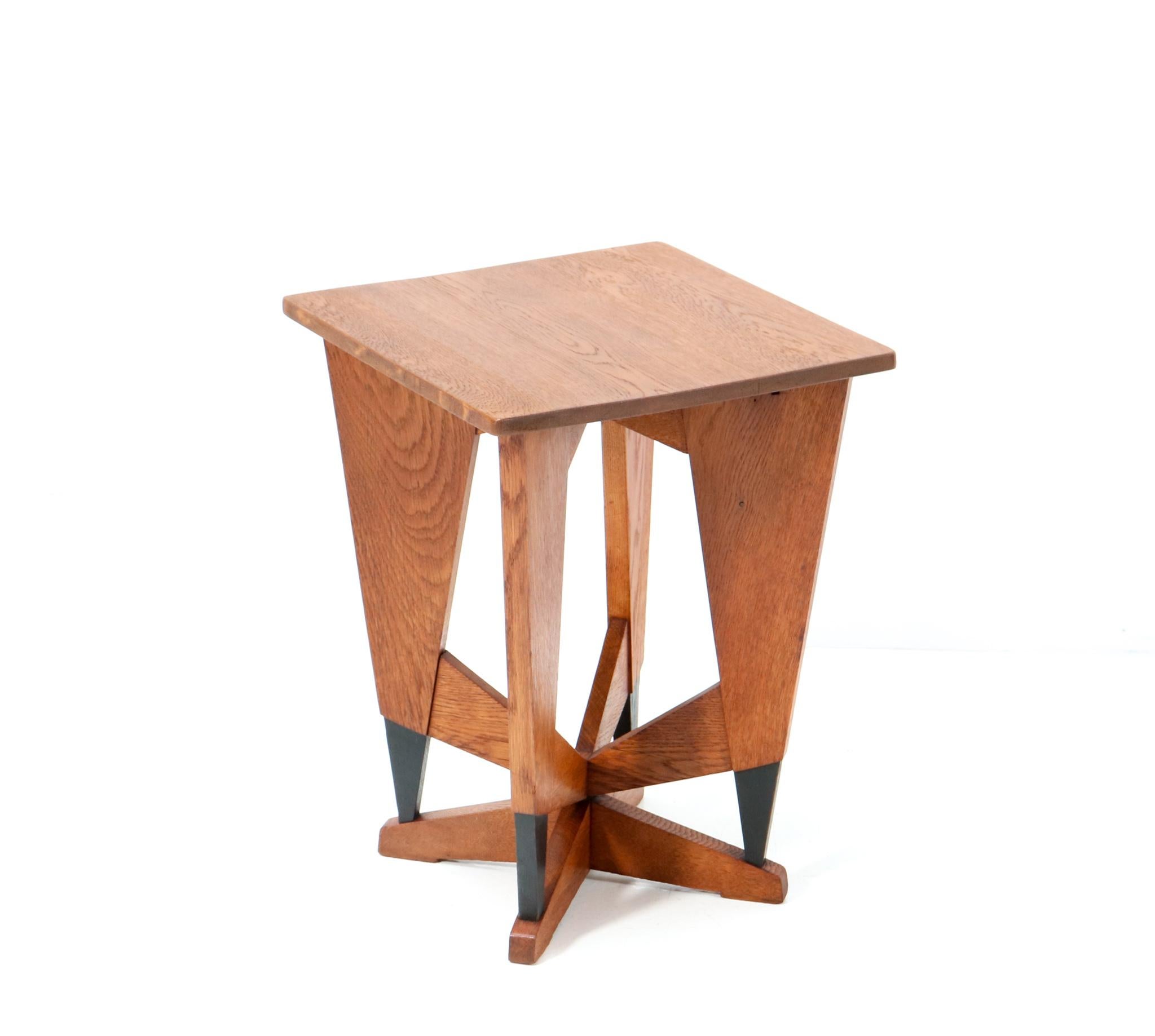Magnificent and ultra rare Art Deco Modernist side table or pedestal table.
Design by P.E.L. Izeren for De Genneper Molen.
Striking Dutch design from the 1920s.
Solid oak with original black lacquered elements.
The Modernist look of this