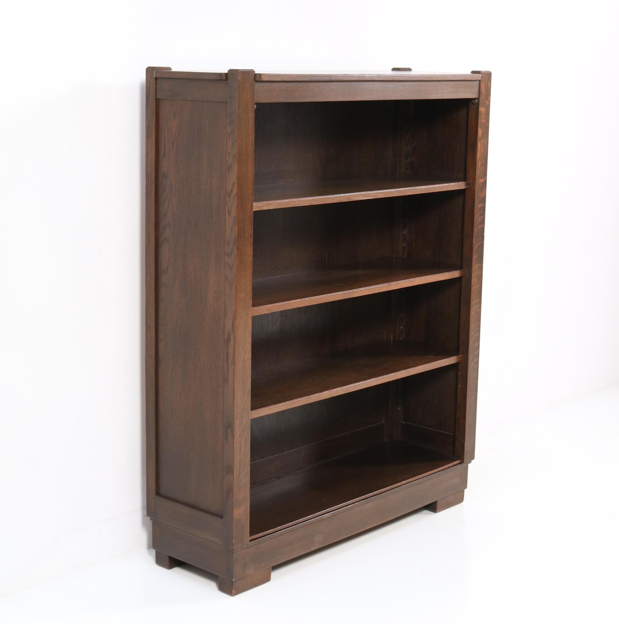 Stunning and rare Art Deco Haagse School open bookcase.
Design by Frits Spanjaard for L.O.V. Oosterbeek.
Striking Dutch design from the 1920s.
Solid oak with three original solid oak shelves and they are adjustable in height.
This rare piece of