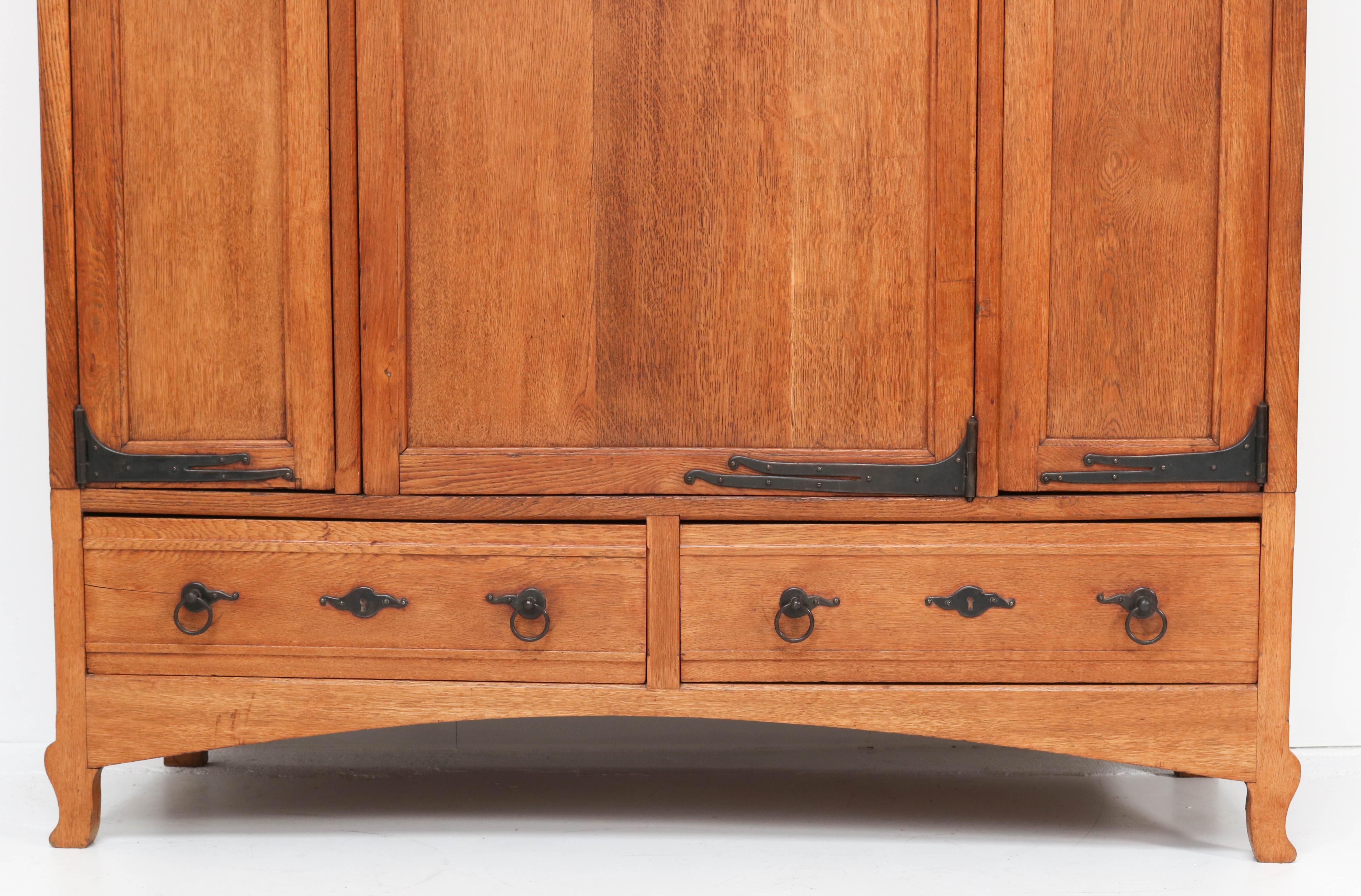 Armoire ou armoire en chêne Art Nouveau Arts & Crafts de Gustave Serrurier-Bovy 3