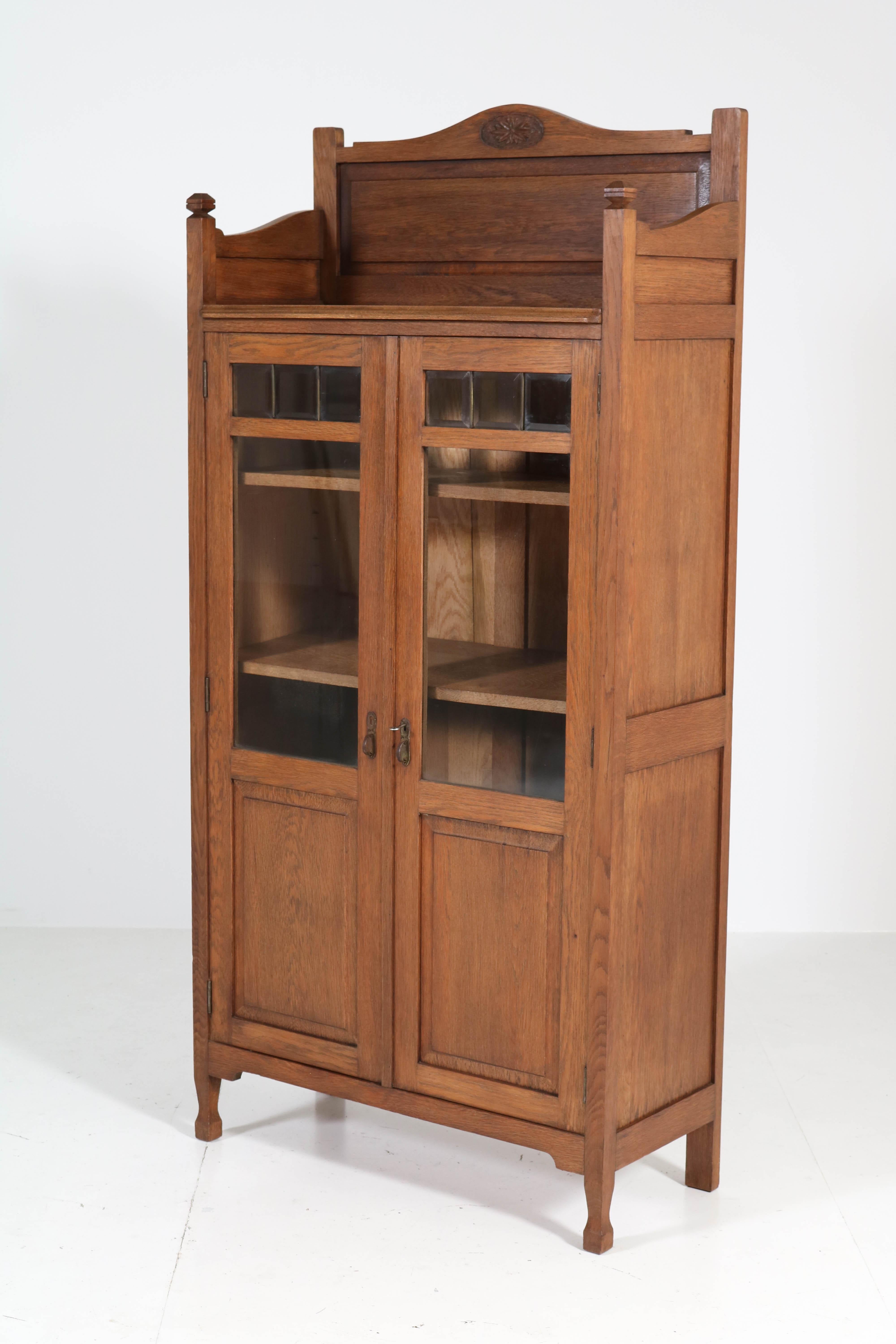 Wonderful Art Nouveau Arts & Crafts bookcase.
Striking Dutch design from the 1900s.
Solid oak with original brass handles.
Three original solid oak shelves.
This bookcase cannot be dismantled!
In good original condition with minor wear