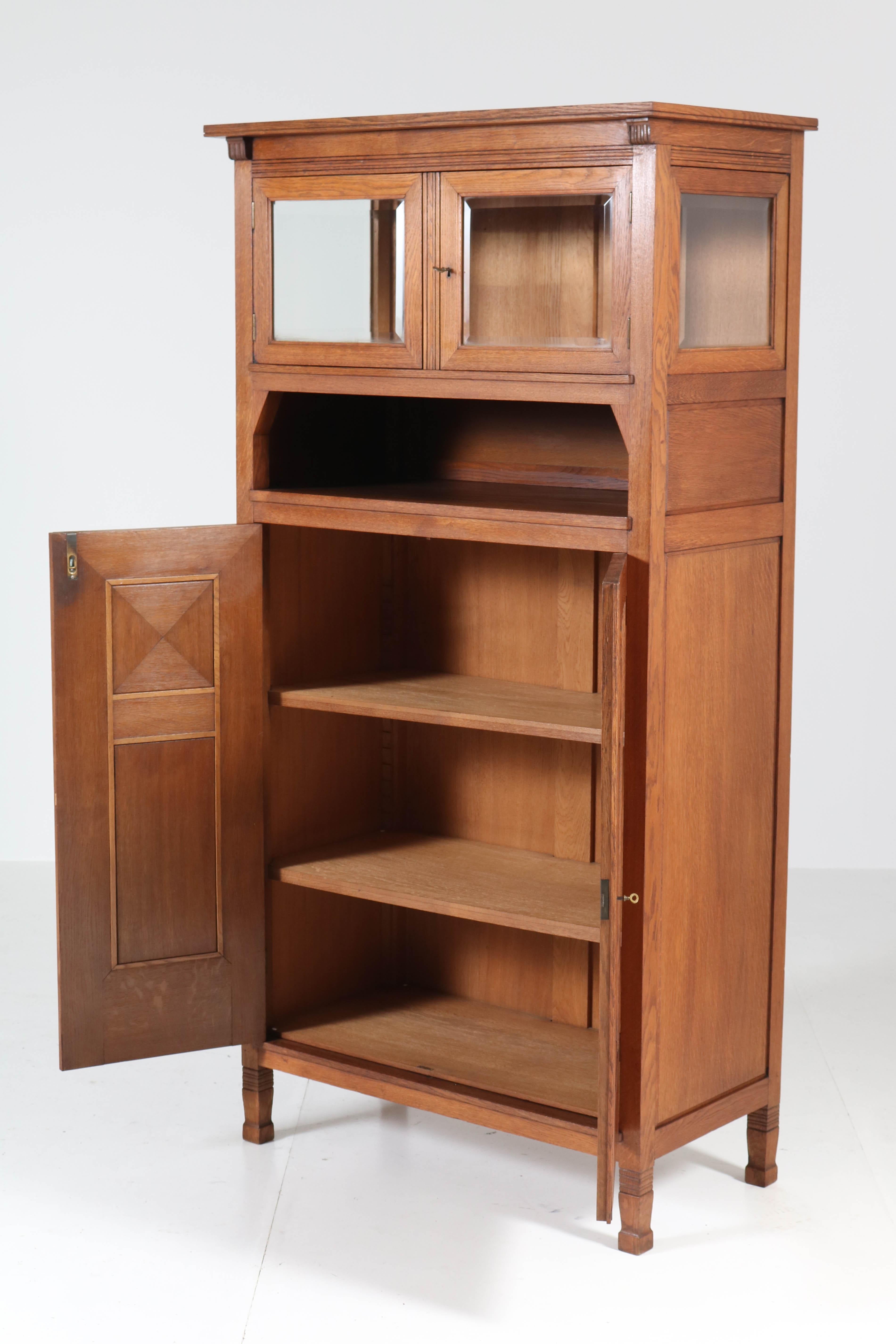 Wonderful and rare Art Nouveau Arts & Crafts bookcase.
Design by A.R. Huizinga for J.A. Huizinga Groningen.
Striking Dutch design from the 1900s.
Solid oak with original beveled glass.
Marked with original metal tag, see image 3.
In very good