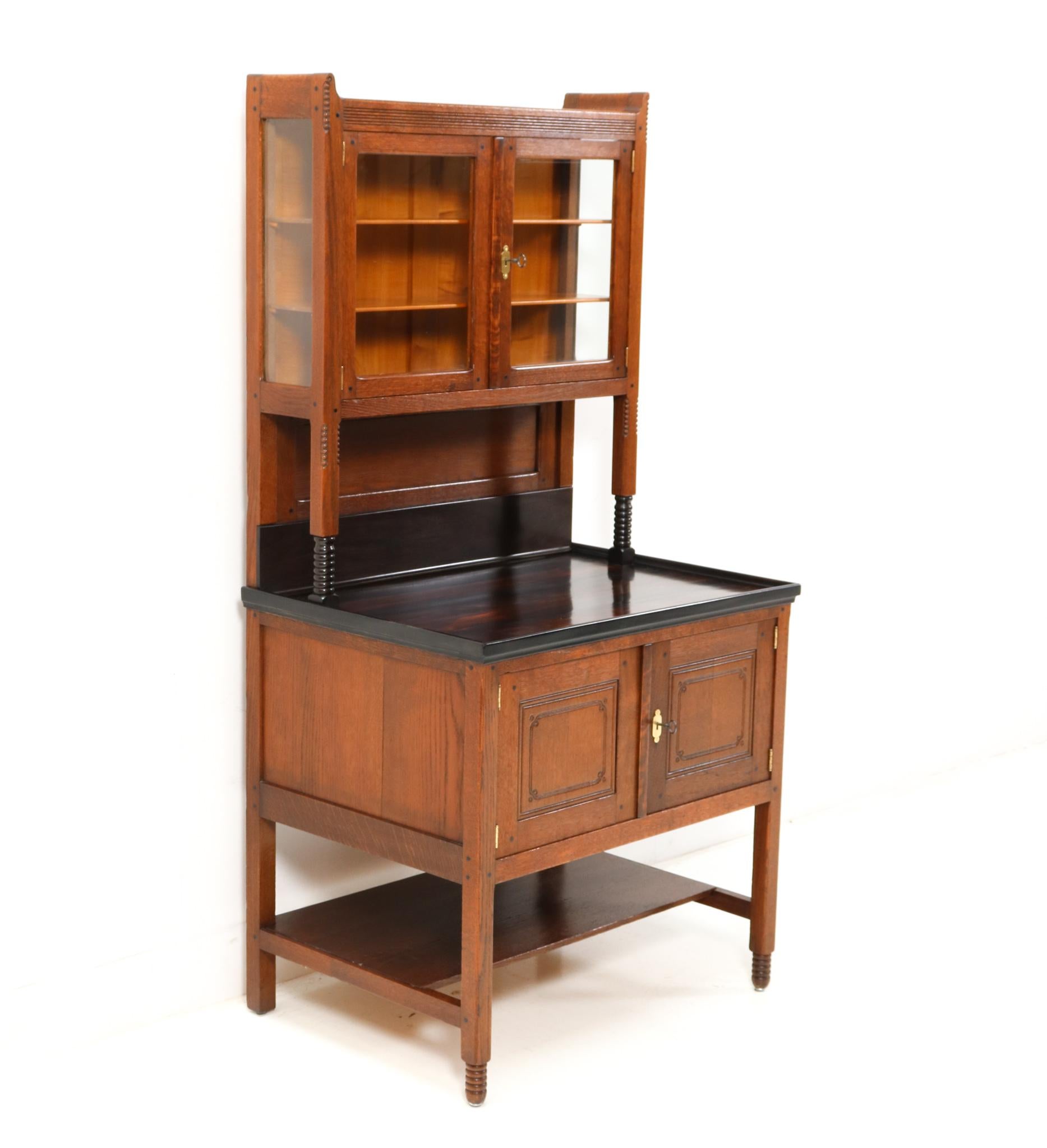 Magnífico y raro armario o gabinete Art Nouveau Arts & Crafts.
Diseño de Jac. van den Bosch para 't Binnenhuis Amsterdam.
Llamativo diseño holandés de los años 1900.
Roble macizo con tapa original de ébano de macasar macizo.
Detrás de las dos