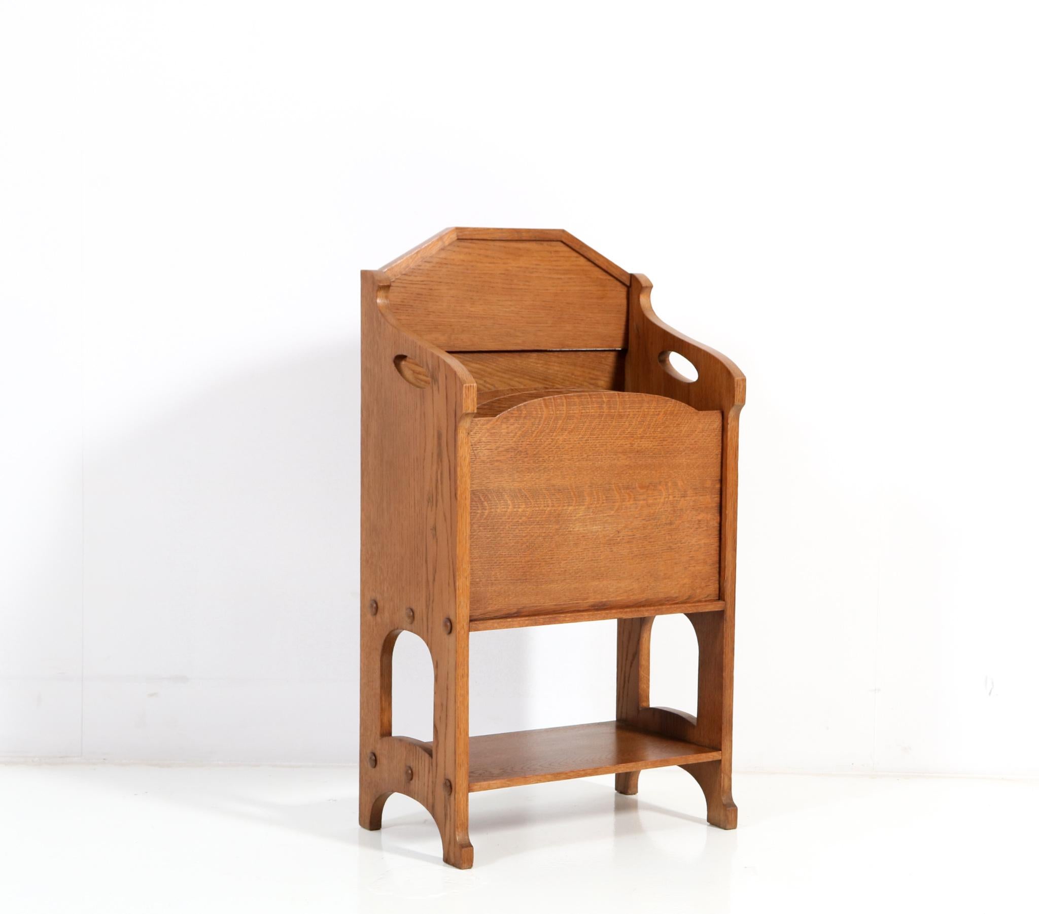 Stunning and rare Art Nouveau Arts & Crafts magazine rack.
Striking Dutch design from the 1900s.
Solid oak.
This wonderful Art Nouveau Arts & Crafts magazine rack is in
very good condition with a beautiful patina.