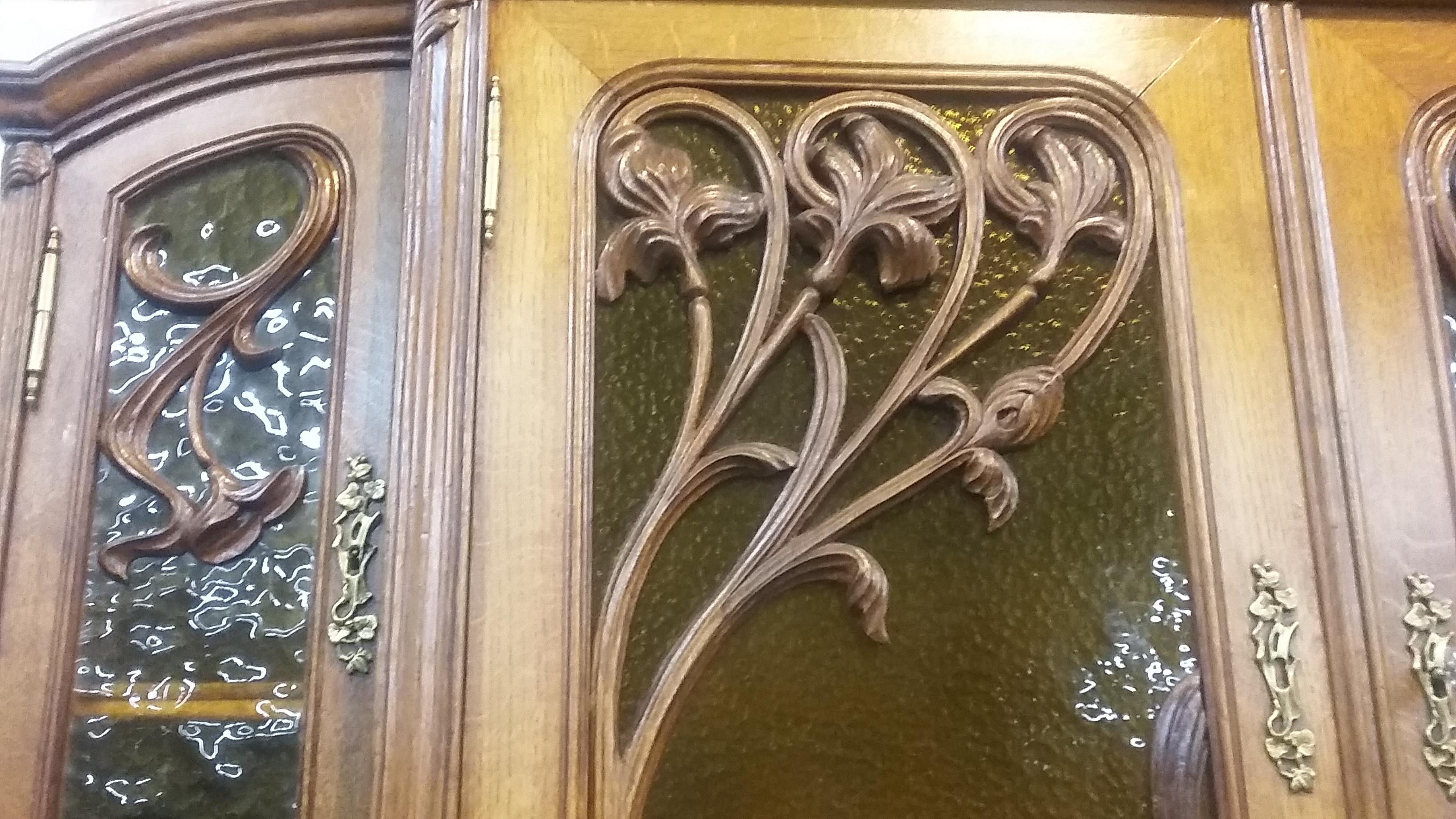 French Oak Art Nouveau 'Breakfront' Cabinet 19th century In Good Condition In Stamford, CT
