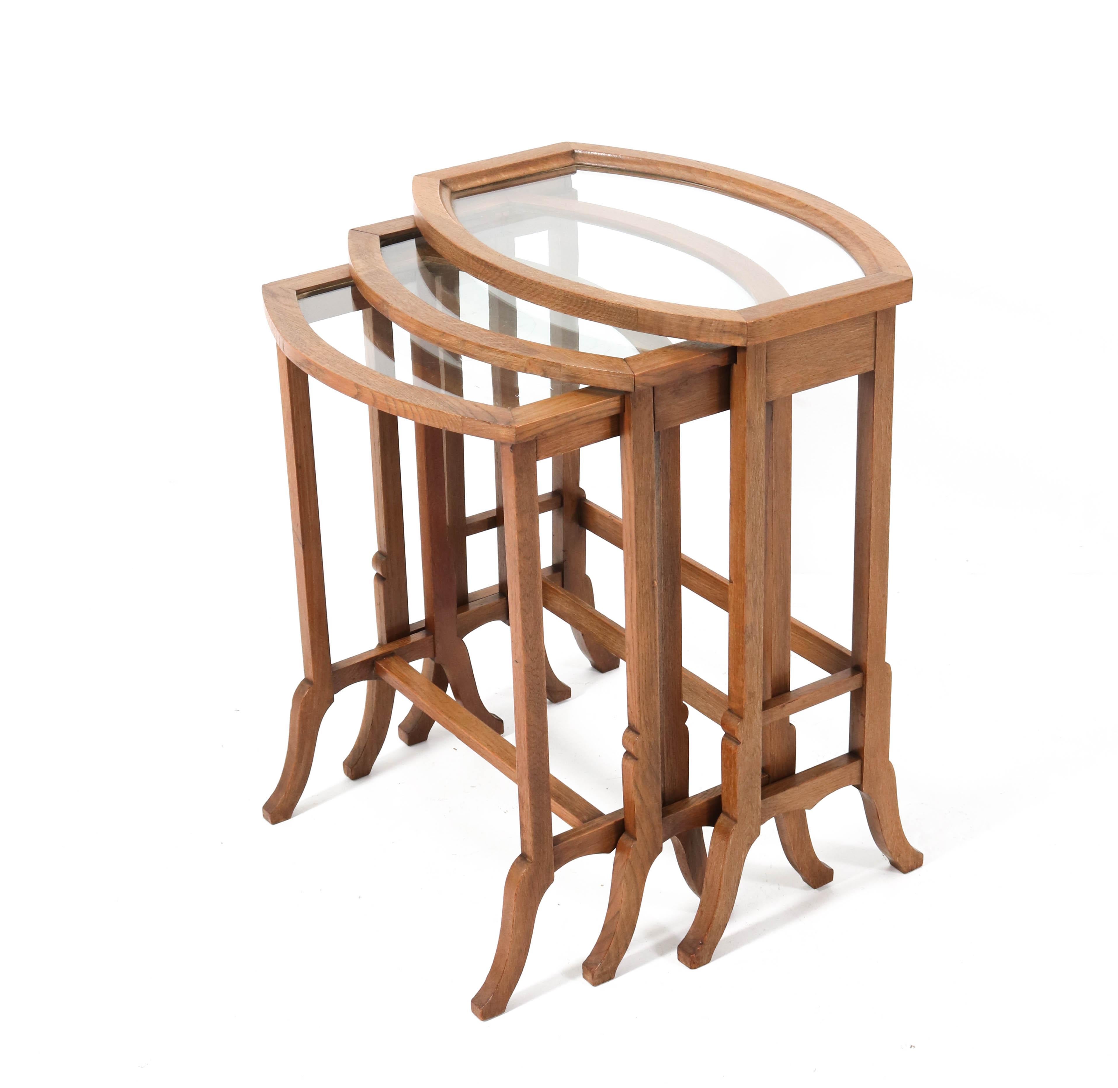 Néerlandais Tables gigognes Art Nouveau en chêne avec plateau en verre, années 1900 en vente