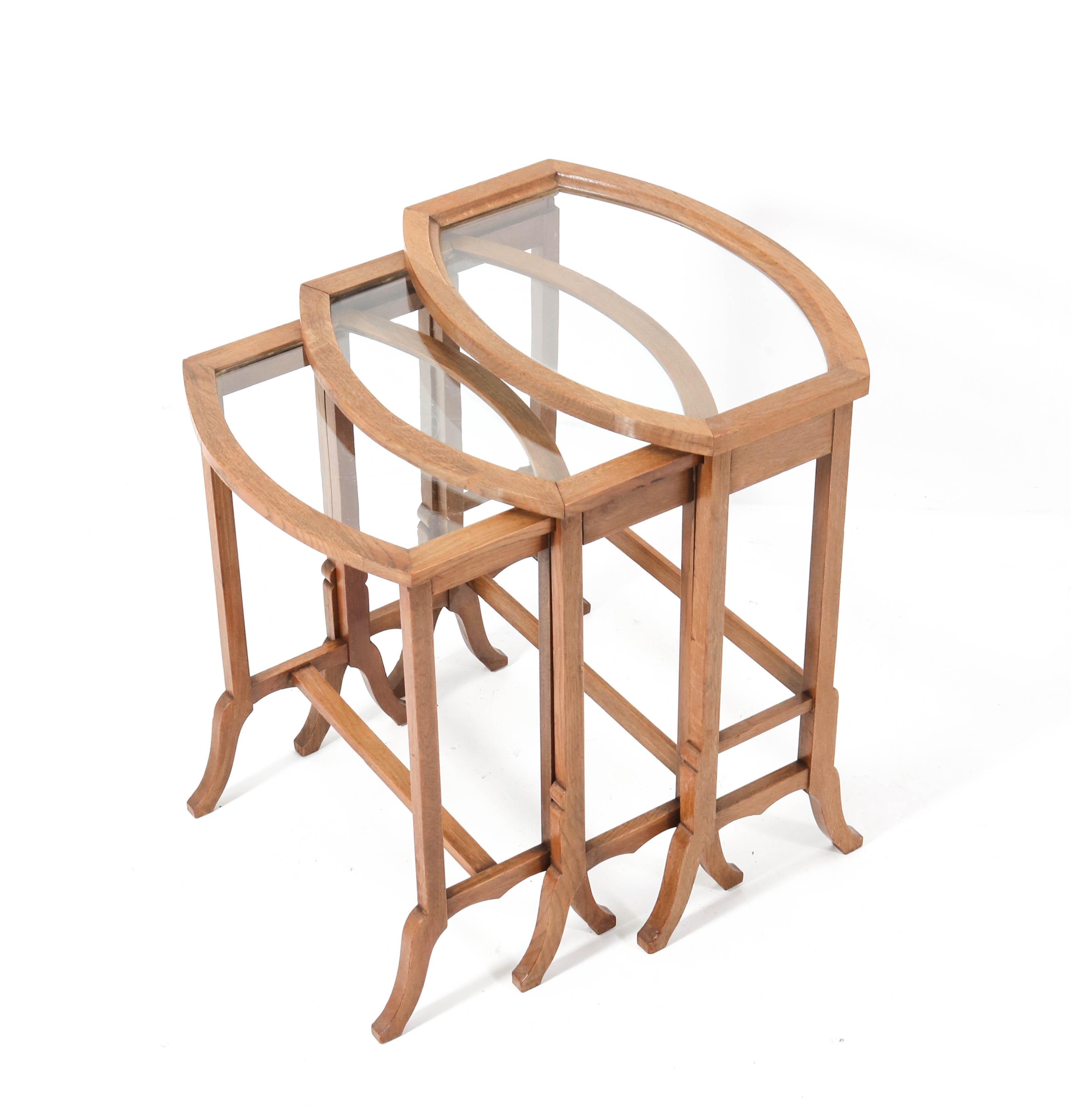Verre Tables gigognes Art Nouveau en chêne avec plateau en verre, années 1900 en vente