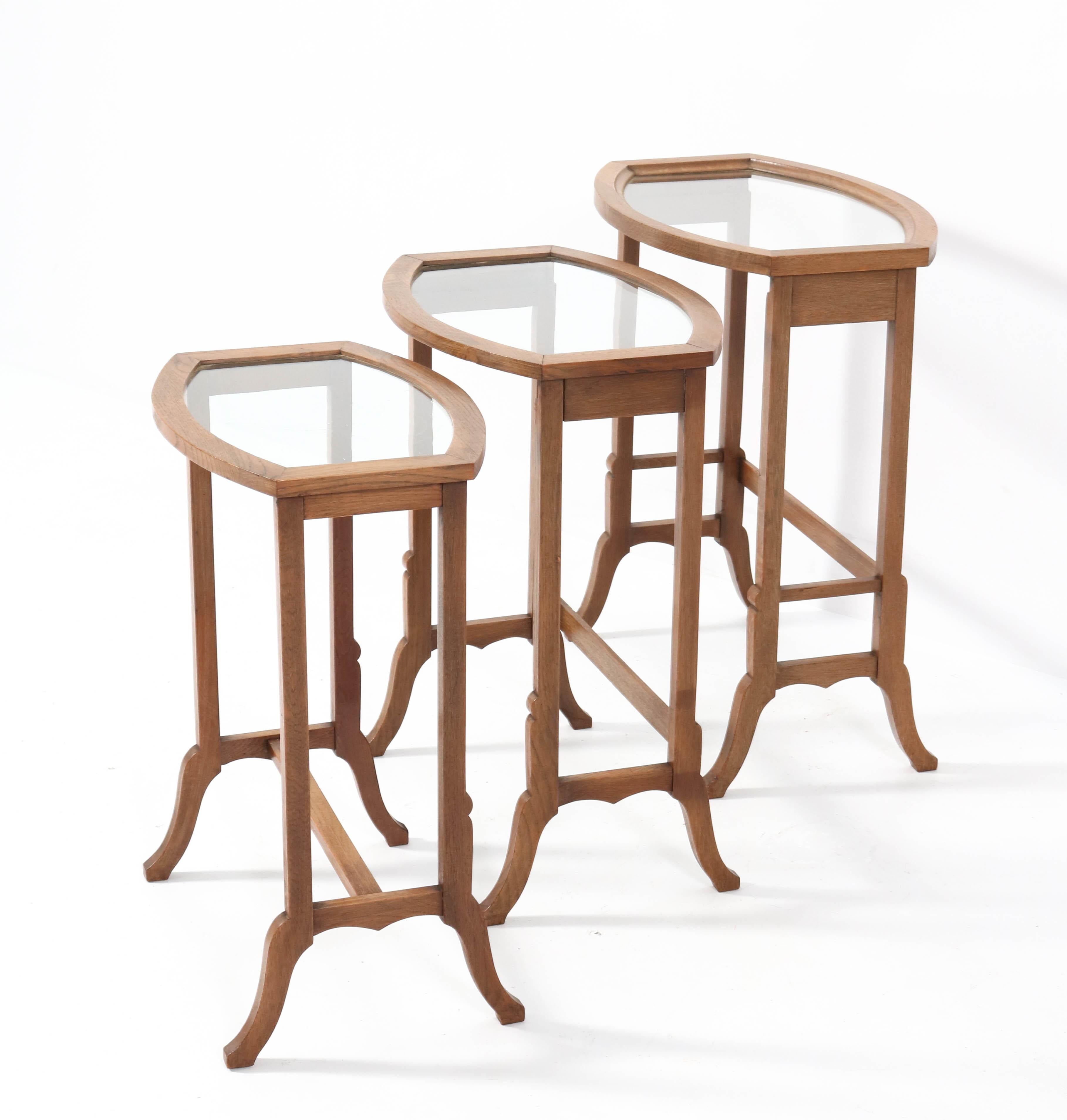 Tables gigognes Art Nouveau en chêne avec plateau en verre, années 1900 en vente 2