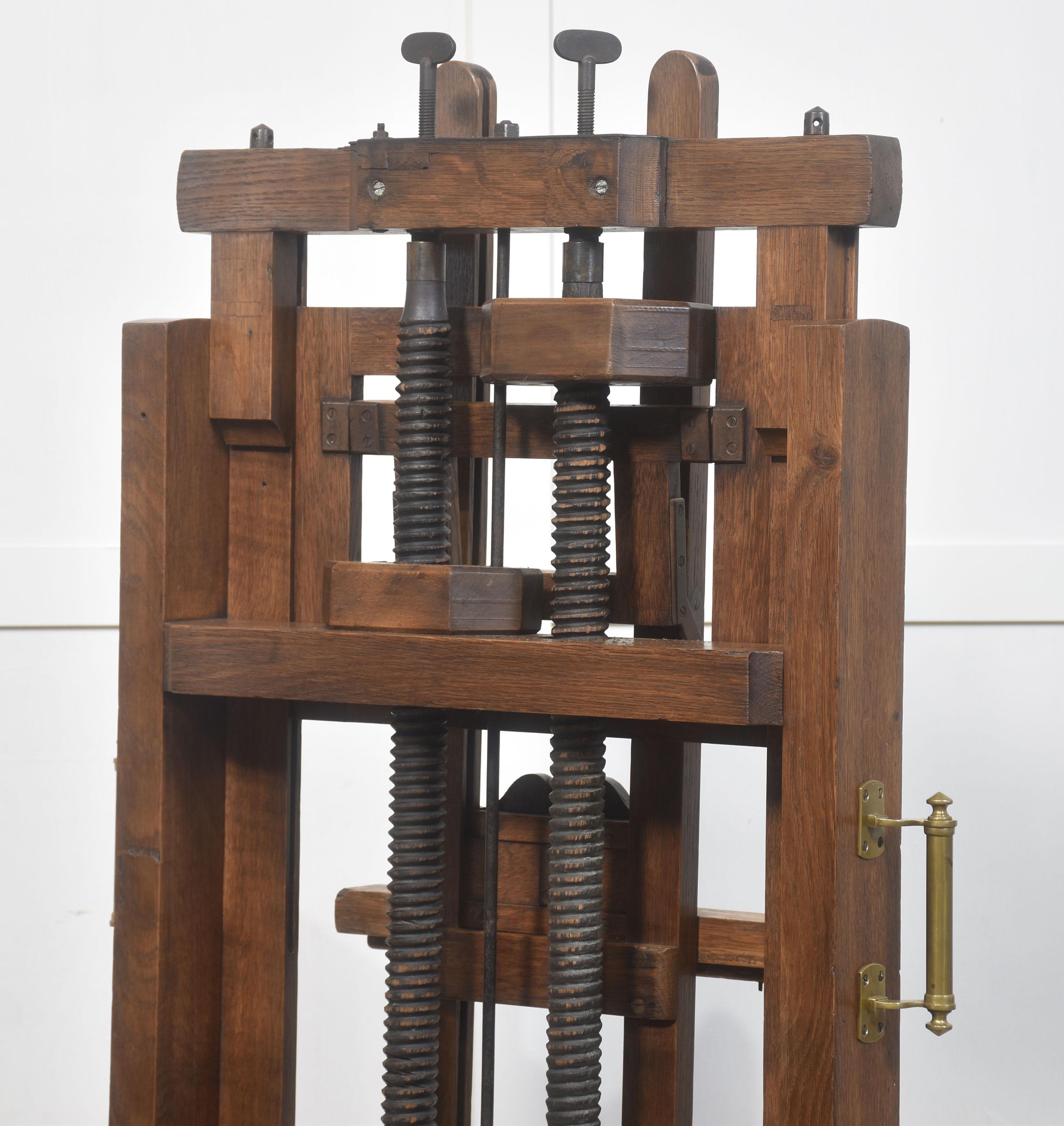 Oak artist’s fully adjustable studio easel 10