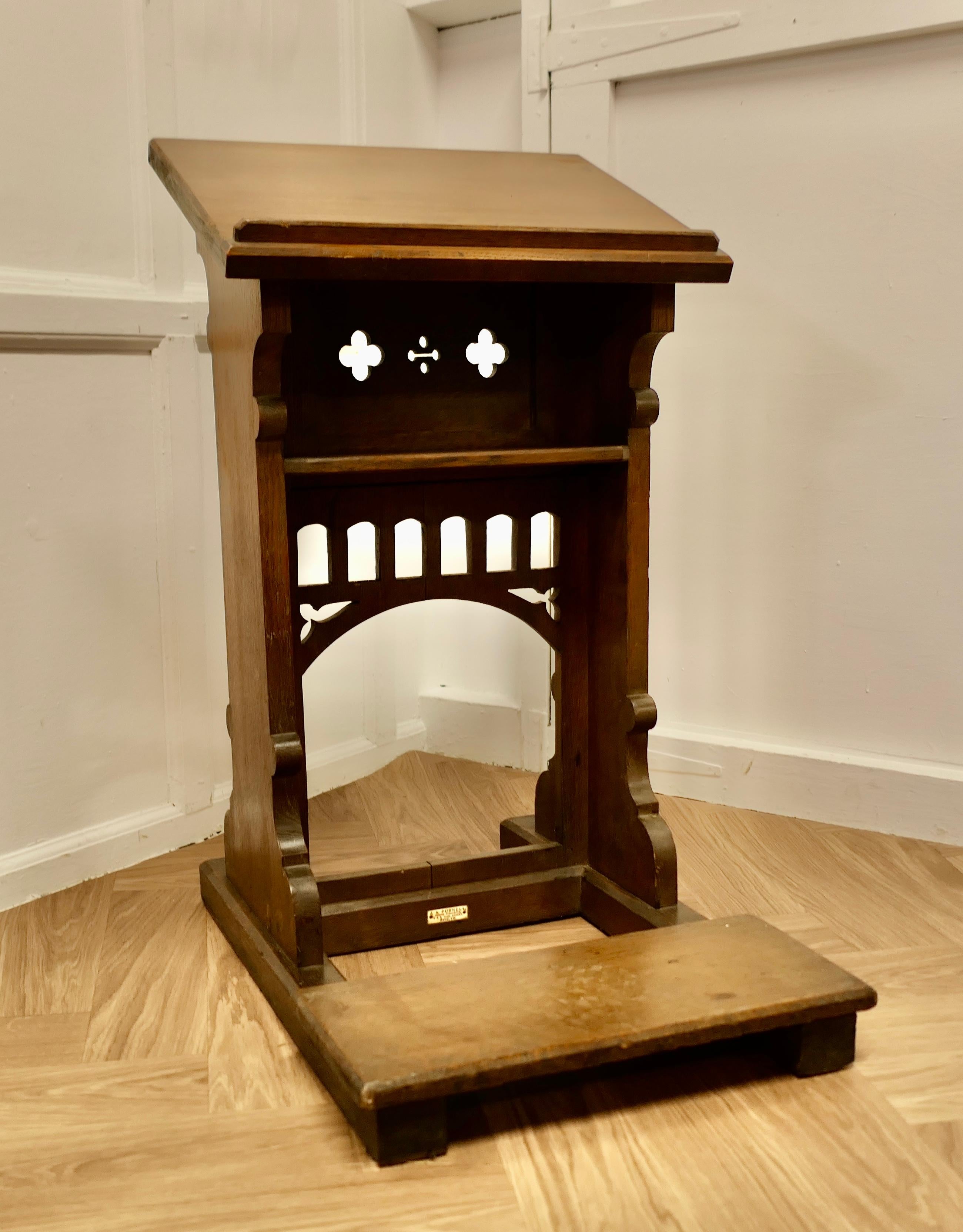 Station de reconnaissance de bureau Arts and Crafts

Celui-ci est daté de 1903 et a un aspect très gothique. Le dessus incliné est doté d'un rail pour empêcher les menus ou autres de glisser et il y a une petite étagère en dessous dans le panneau