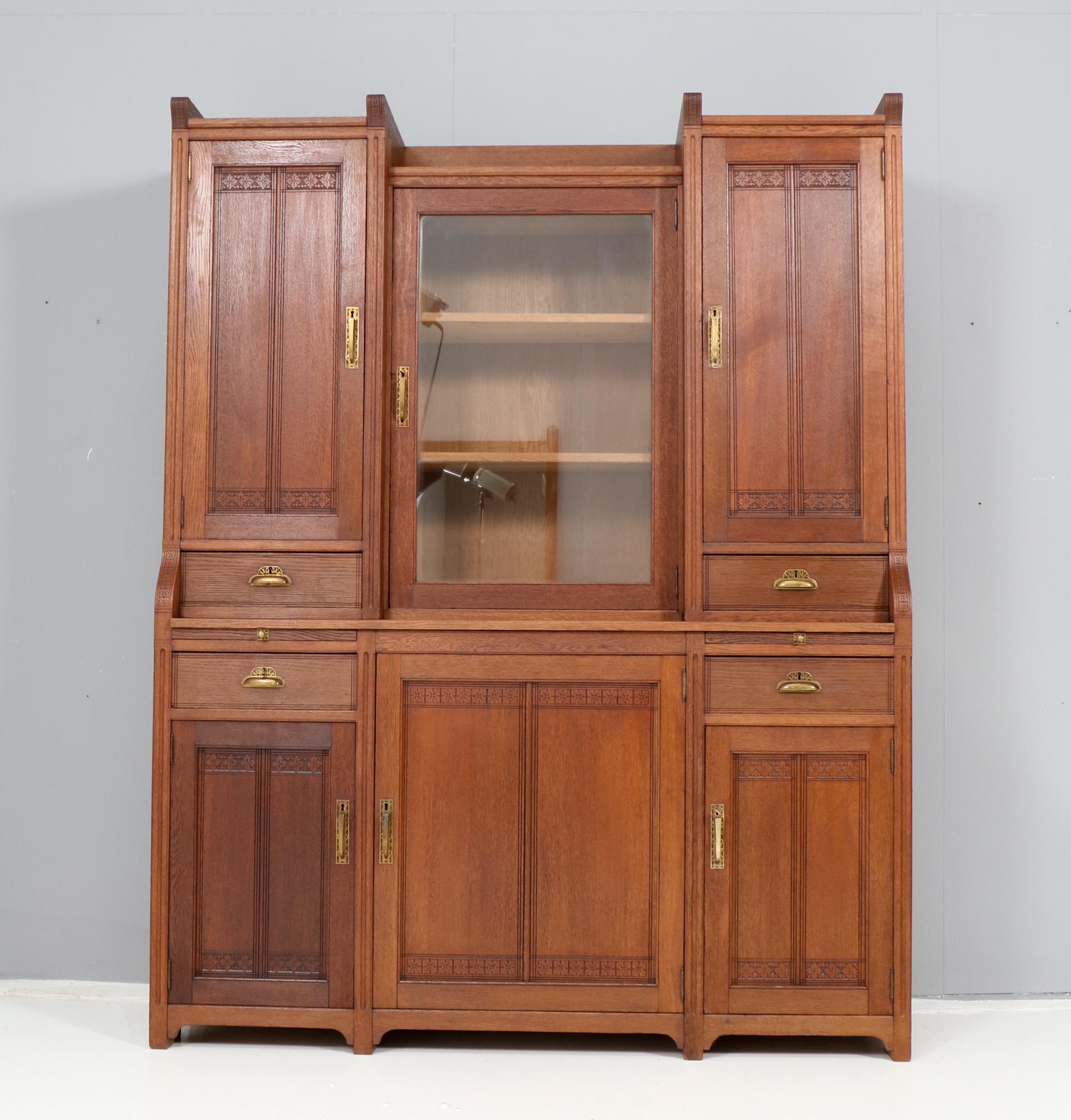Magnificent and ultra rare Art Nouveau Arts & Crafts bookcase.
Design by H.F. Jansen & Zonen Amsterdam.
Striking Dutch design from circa 1905.
Solid oak base with original hand-carved decorative elements.
All six doors have the original decorative