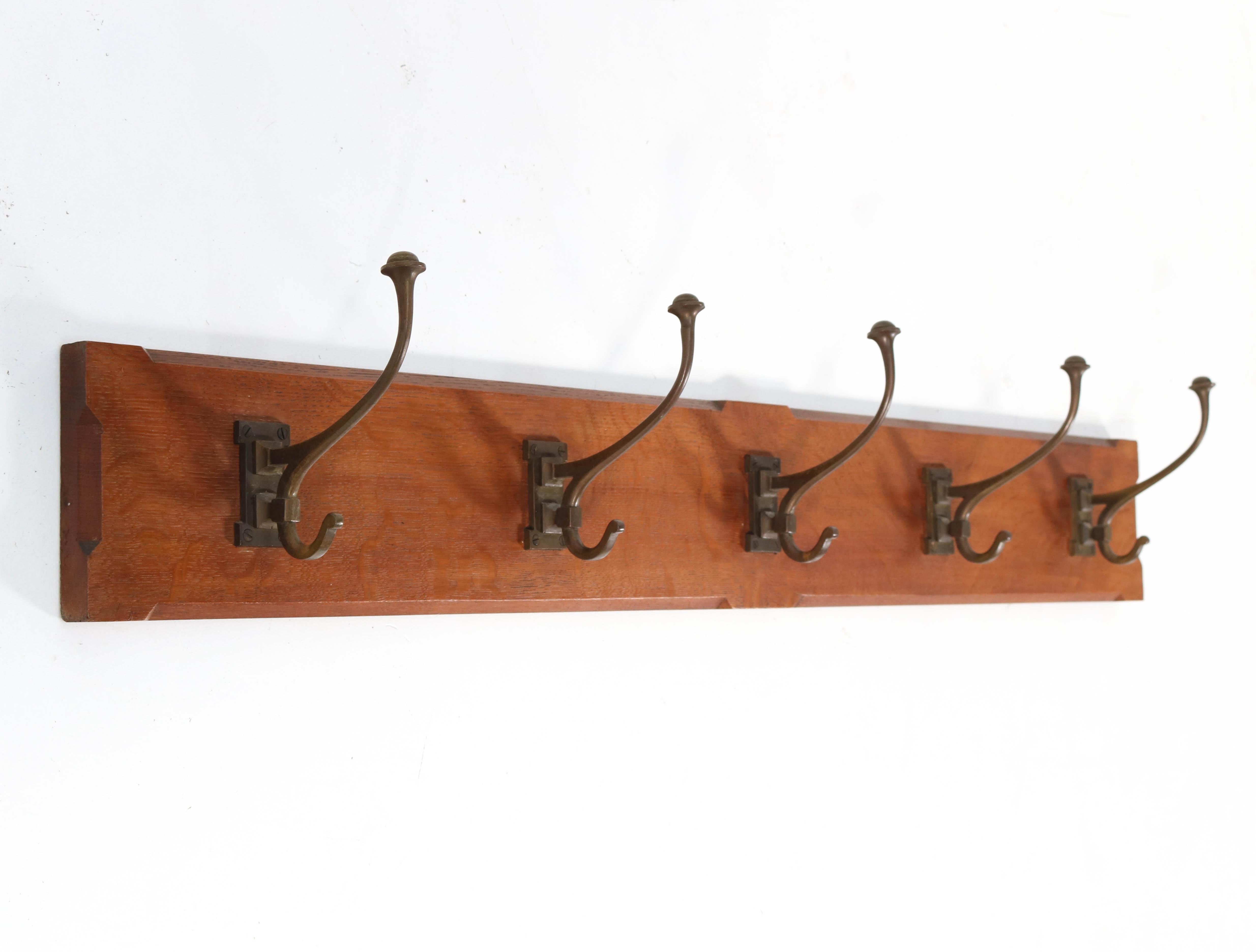 Wonderful and rare Arts & Crafts Art Nouveau coat rack.
Attributed to A.J. Kropholler.
Striking Dutch design from the 1900s.
Solid oak with five original bronze hooks.
Please note the craftsmanship of the magnificent hooks!
In very good