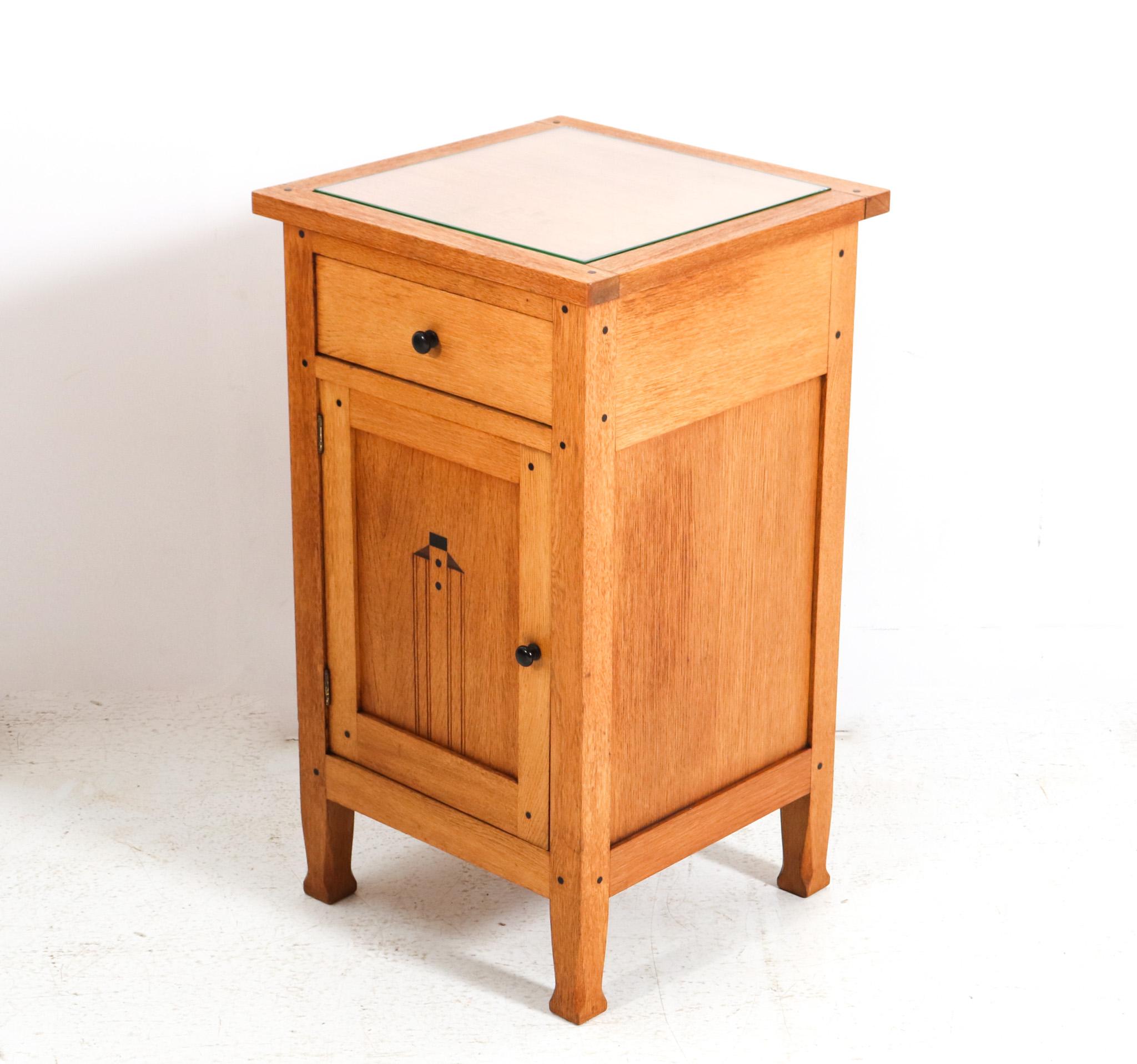 Oak Arts & Crafts Art Nouveau Nightstand  by Jac. van den Bosch, 1904 In Good Condition For Sale In Amsterdam, NL