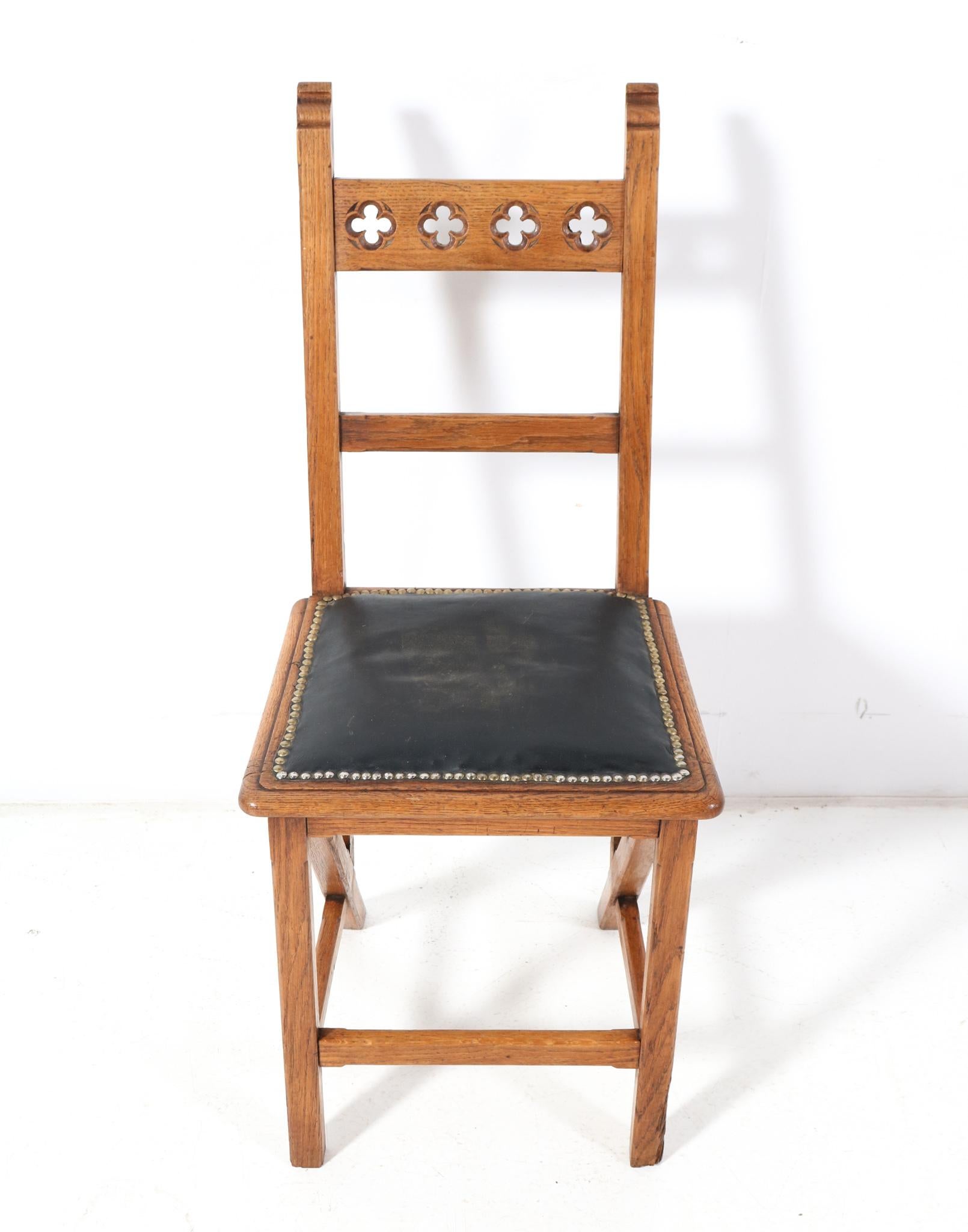 Amazing and rare Arts & Crafts Art Nouveau side chair.
Design by Hendrik Petrus Berlage.
Striking Dutch design from the 1900s.
Solid oak with hand-carved decorations in the back.
Original faux leather upholstery.
The A-construction of the legs