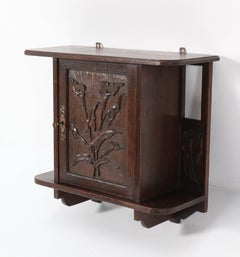 Art nouveau-Wandschrank aus Eichenholz mit Calla Lilien, 1900er Jahre, Arts and Crafts
