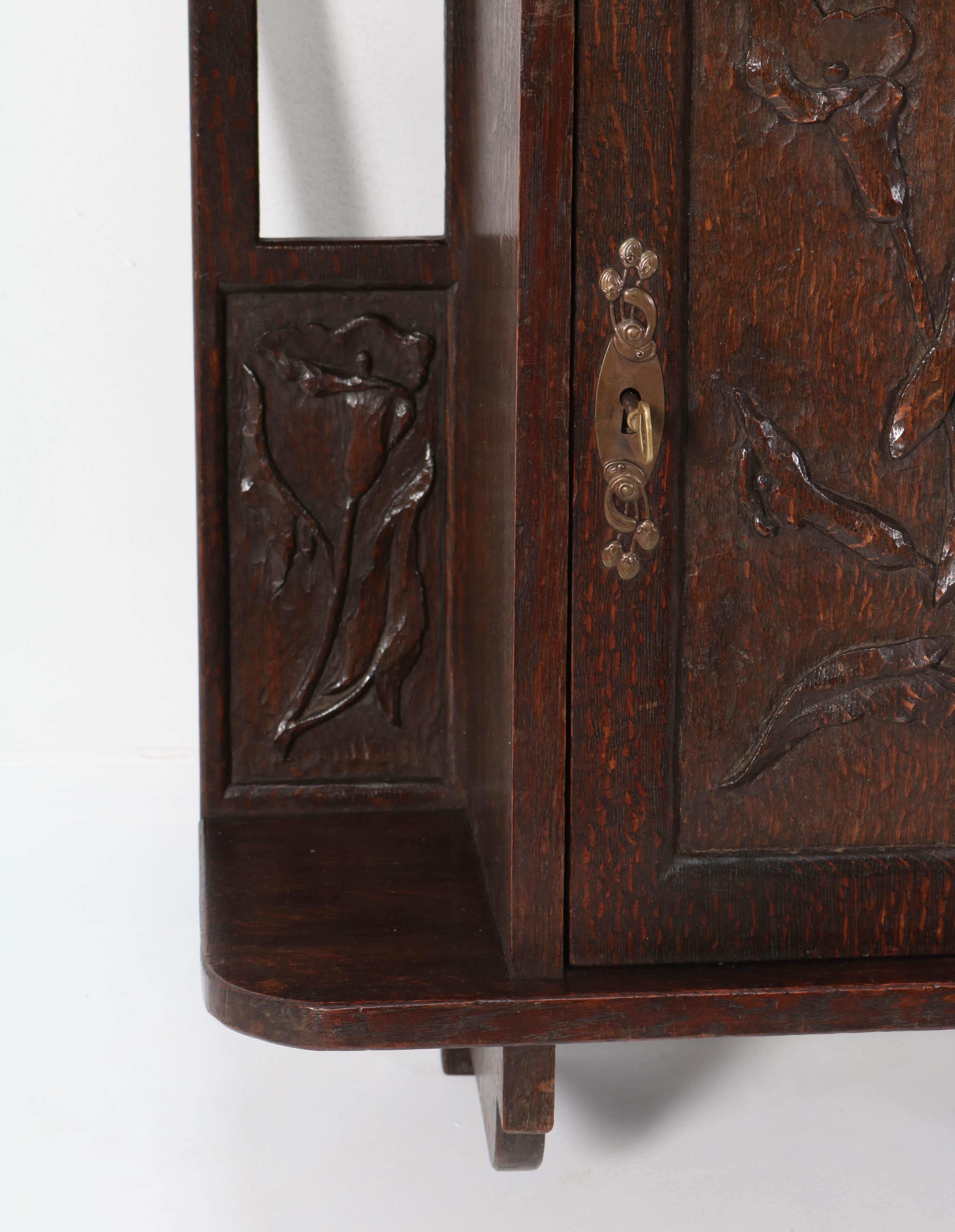 Oak Arts & Crafts Art Nouveau Wall Cabinet with Calla Lilies, 1900s In Good Condition For Sale In Amsterdam, NL