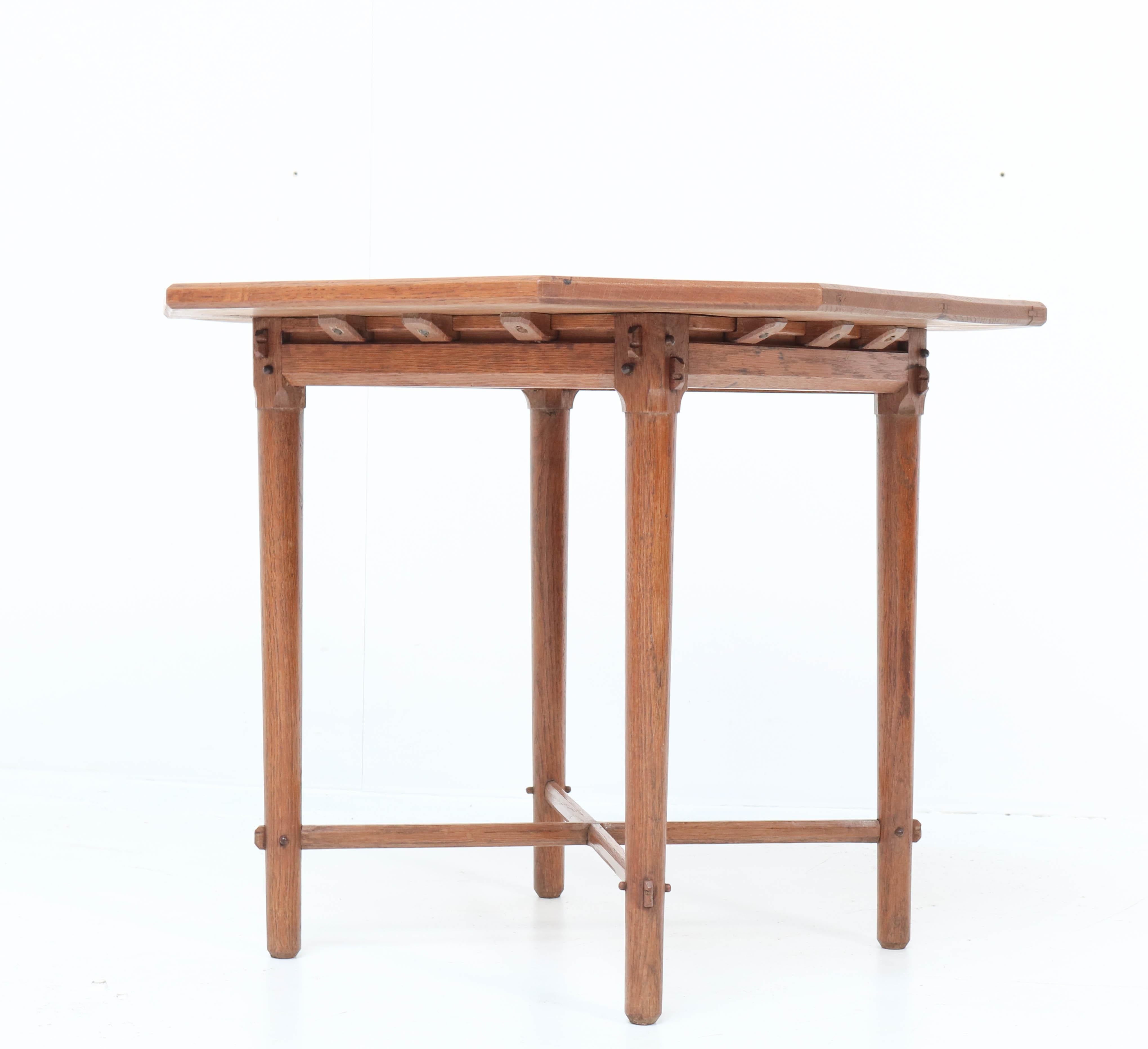 Début du 20ème siècle Table basse Arts & Crafts en chêne par A.J. Kropholler, années 1900 en vente