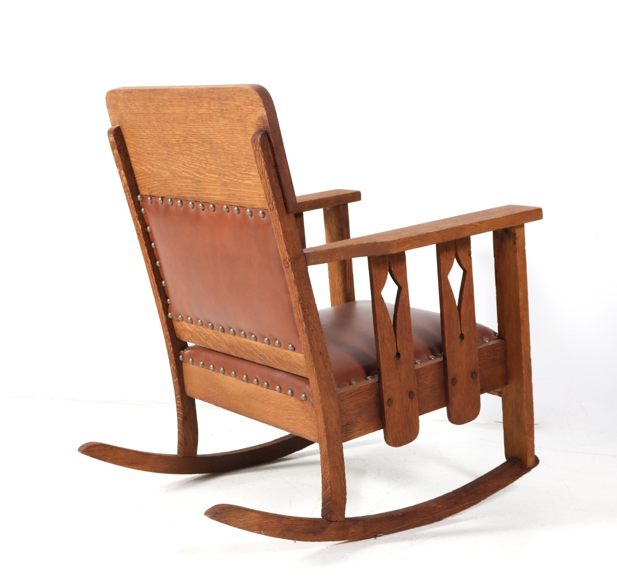 Cuir Chaise à bascule Mission Arts & Crafts en Oak, années 1900 en vente