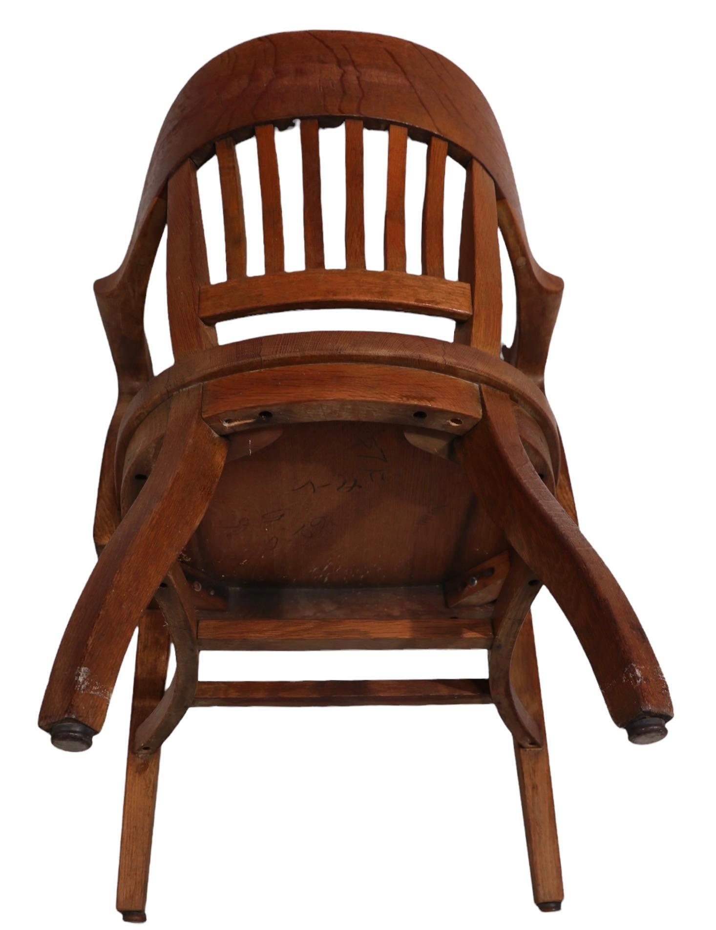 Classic Bank of England, Yale library, Jury chair with sought after continuous arm, in oak. The chairs is in very good, original condition, showing only the expected cosmetic wear to finish normal and consistent with age. Attributed to Gunlocke,
