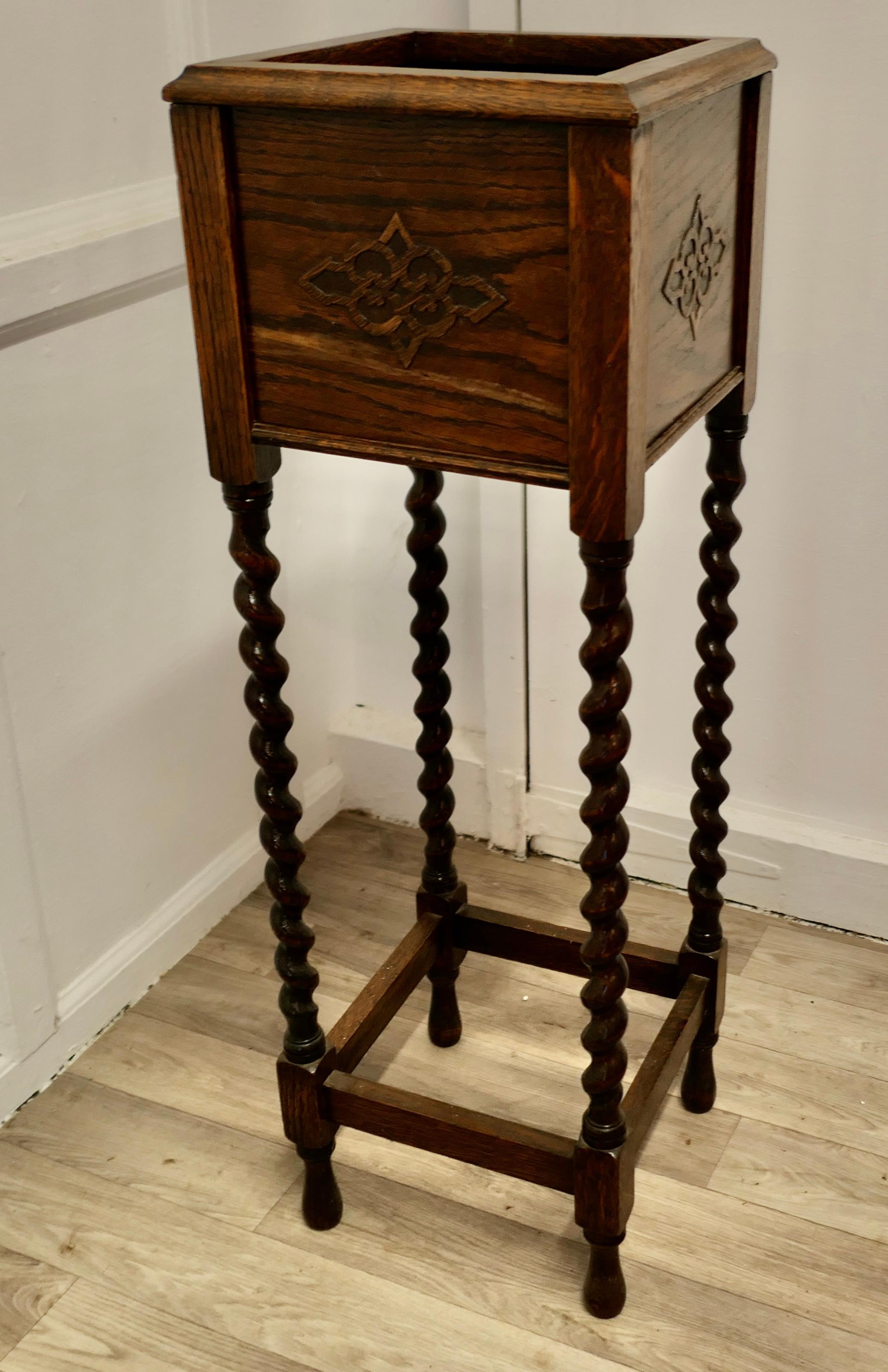 Fioriera Jardinière di Oak Barley Twist

La fioriera è realizzata in  Oak Oak poggia su lunghe gambe a tortiglione che sostengono una fioriera rettangolare.  

La fioriera è in buone condizioni, è un pezzo di buona qualità e attraente. 
 
La