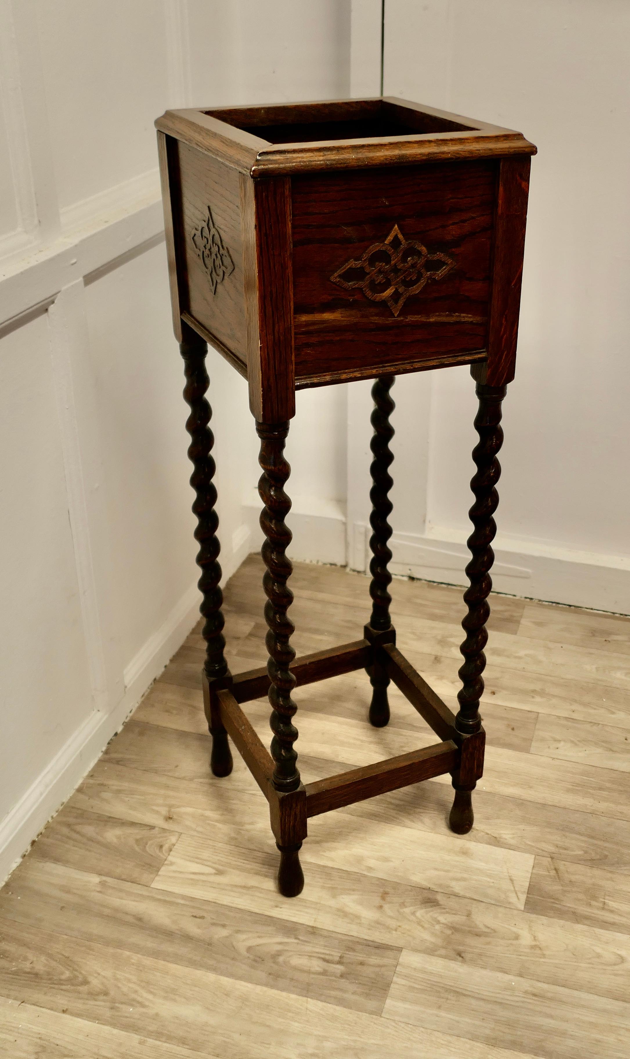Fioriera Jardinière di Oak Barley Twist  La fioriera è realizzata in  Oak in vendita 1