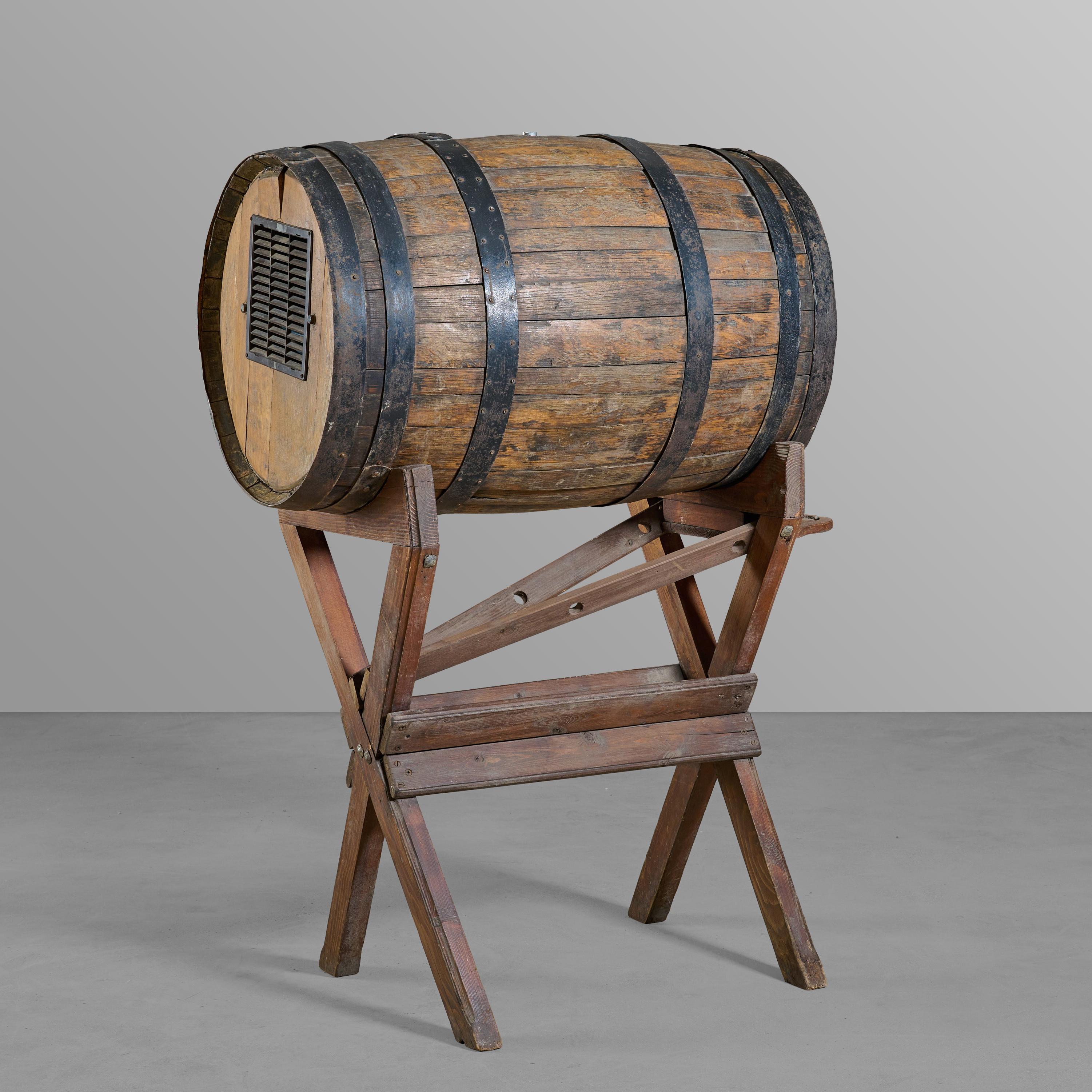 Oak Barrel Bar with Stand and Mechanicals In Good Condition For Sale In Chicago, IL