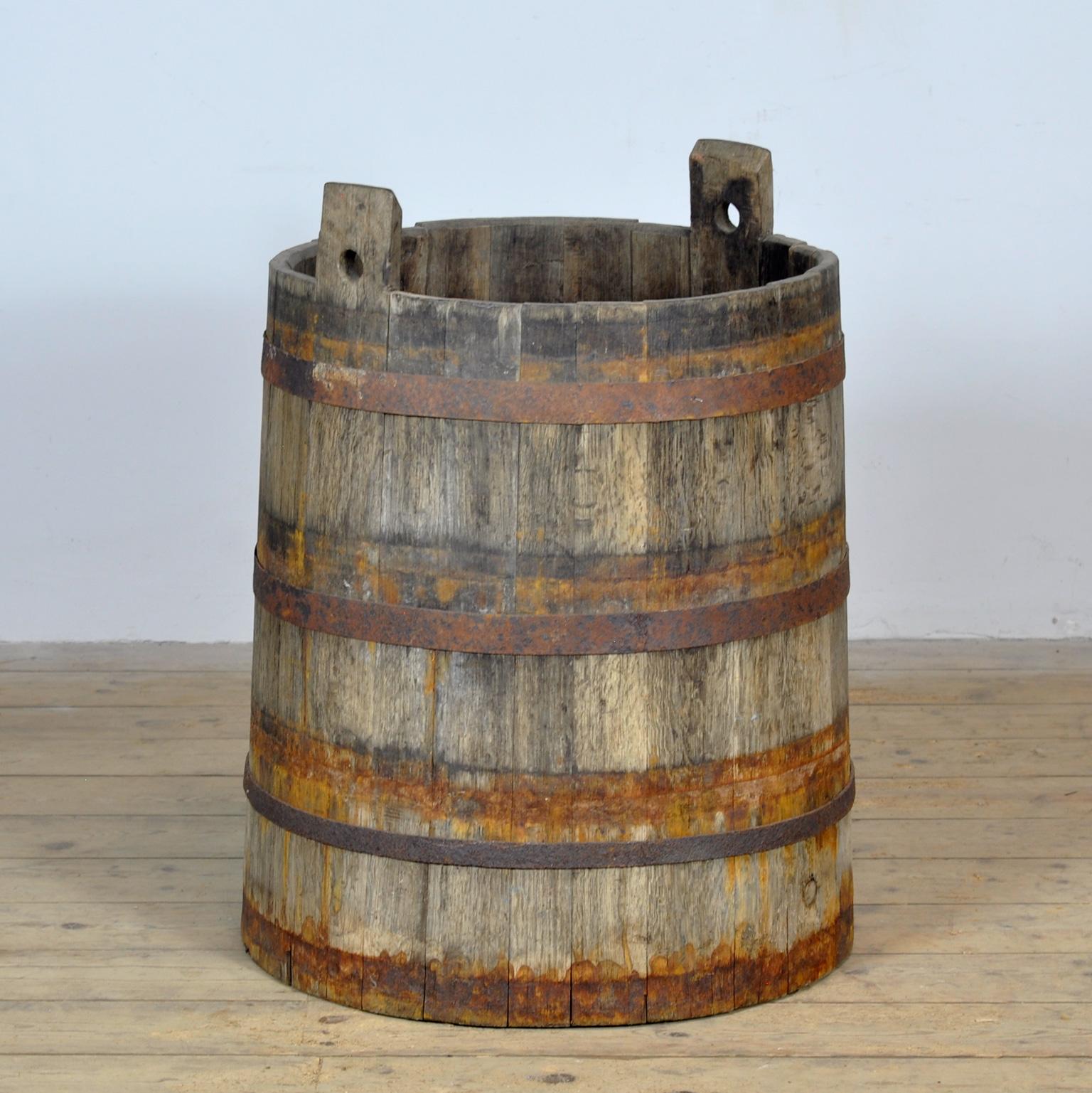 Oak barrel formerly used for storing grain, etc. The barrel is reinforced with iron rings.
Can be used, for example, as a planter. The barrel is solid and sturdy and weighs approximately 40 kg. Circa 1920.
