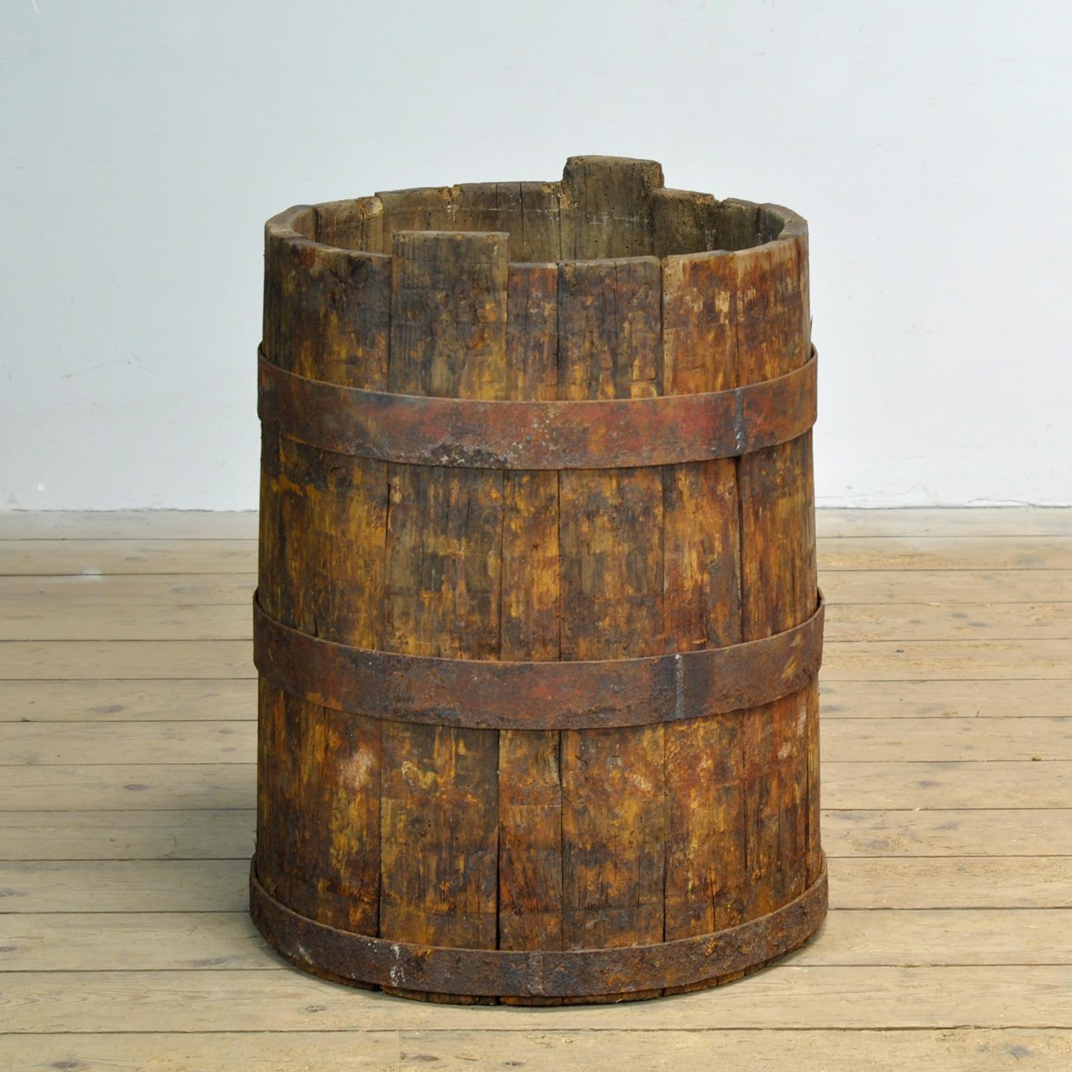 Eichenholzfass/Pflanzgefäß, um 1920 (Schmiedeeisen) im Angebot