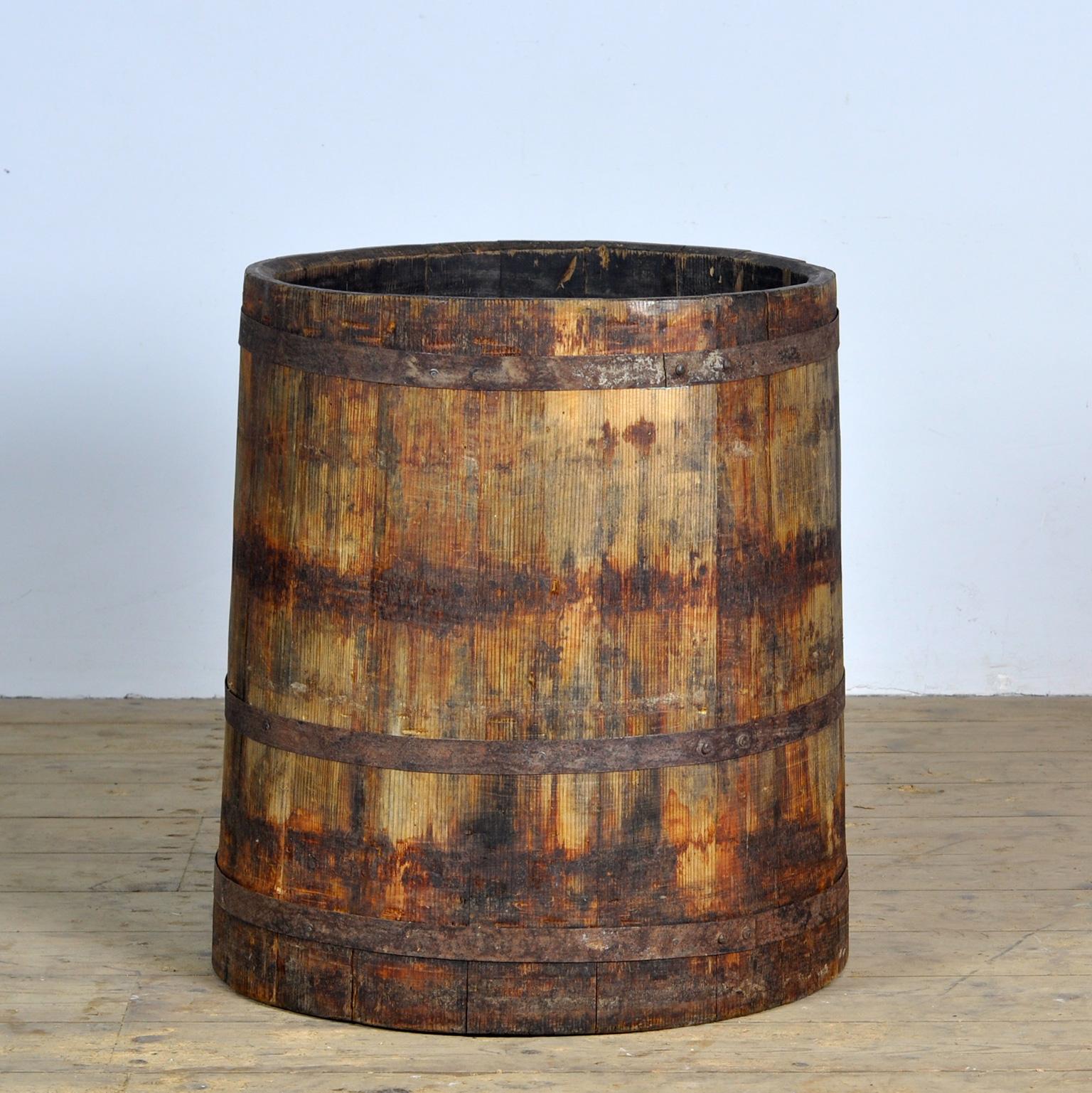 Oak barrel that was previously used to store grain, etc. The barrel is reinforced with iron rings.
For example, it can be used as a planter. Circa 1920.