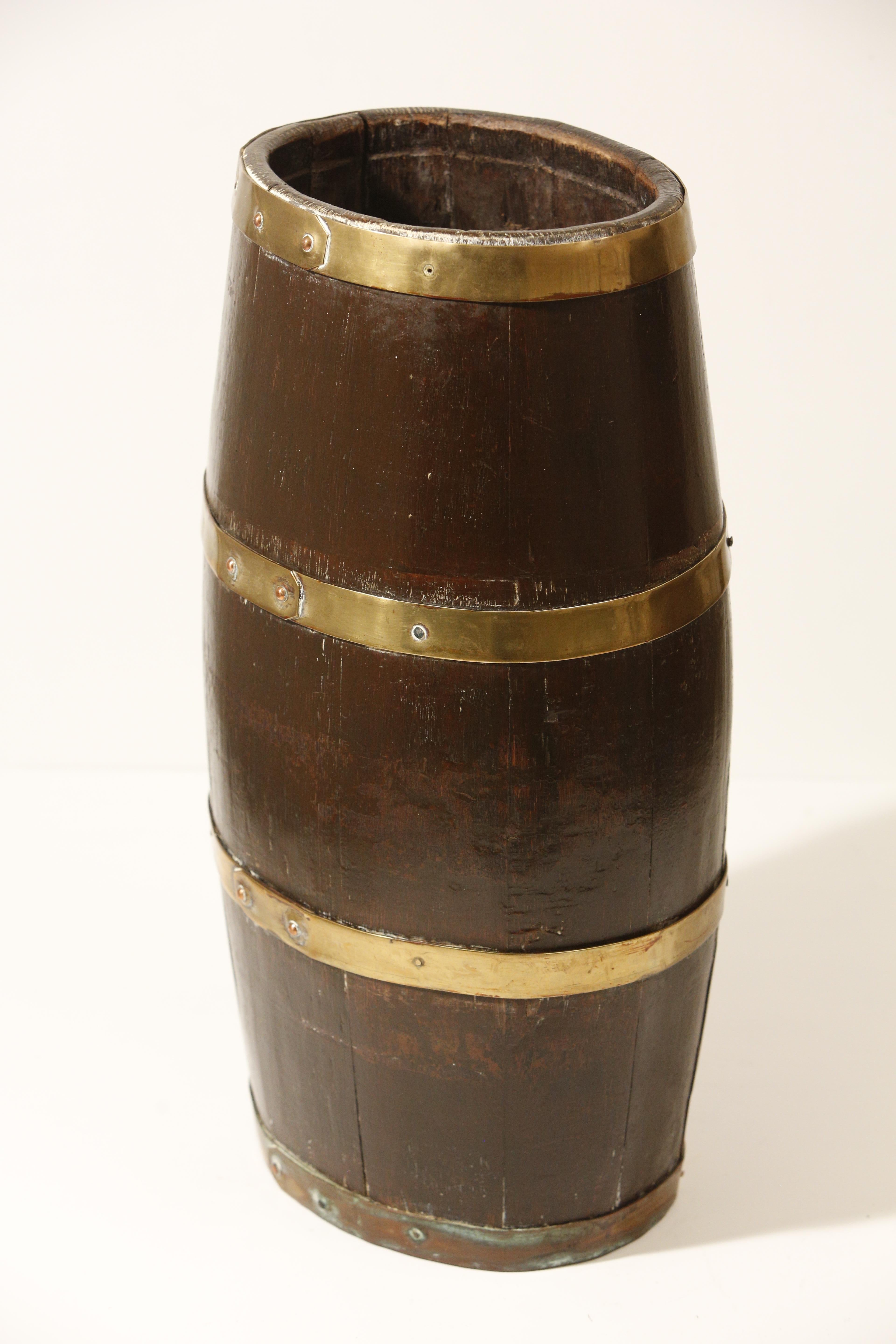 Oak Barrel Umbrella Stand with Brass Braces English Coat of Arms 19th Century For Sale 2