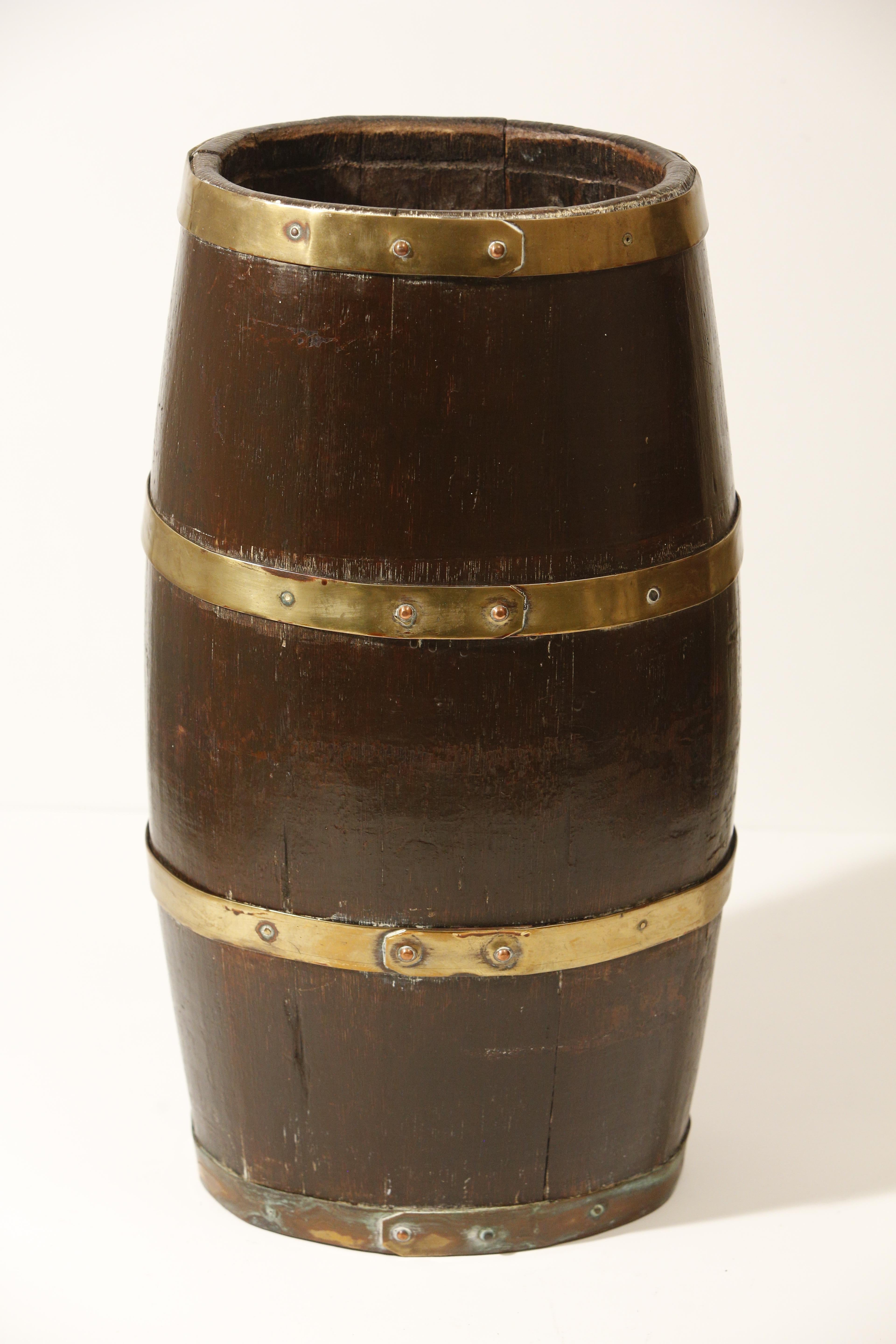Oak Barrel Umbrella Stand with Brass Braces English Coat of Arms 19th Century For Sale 3