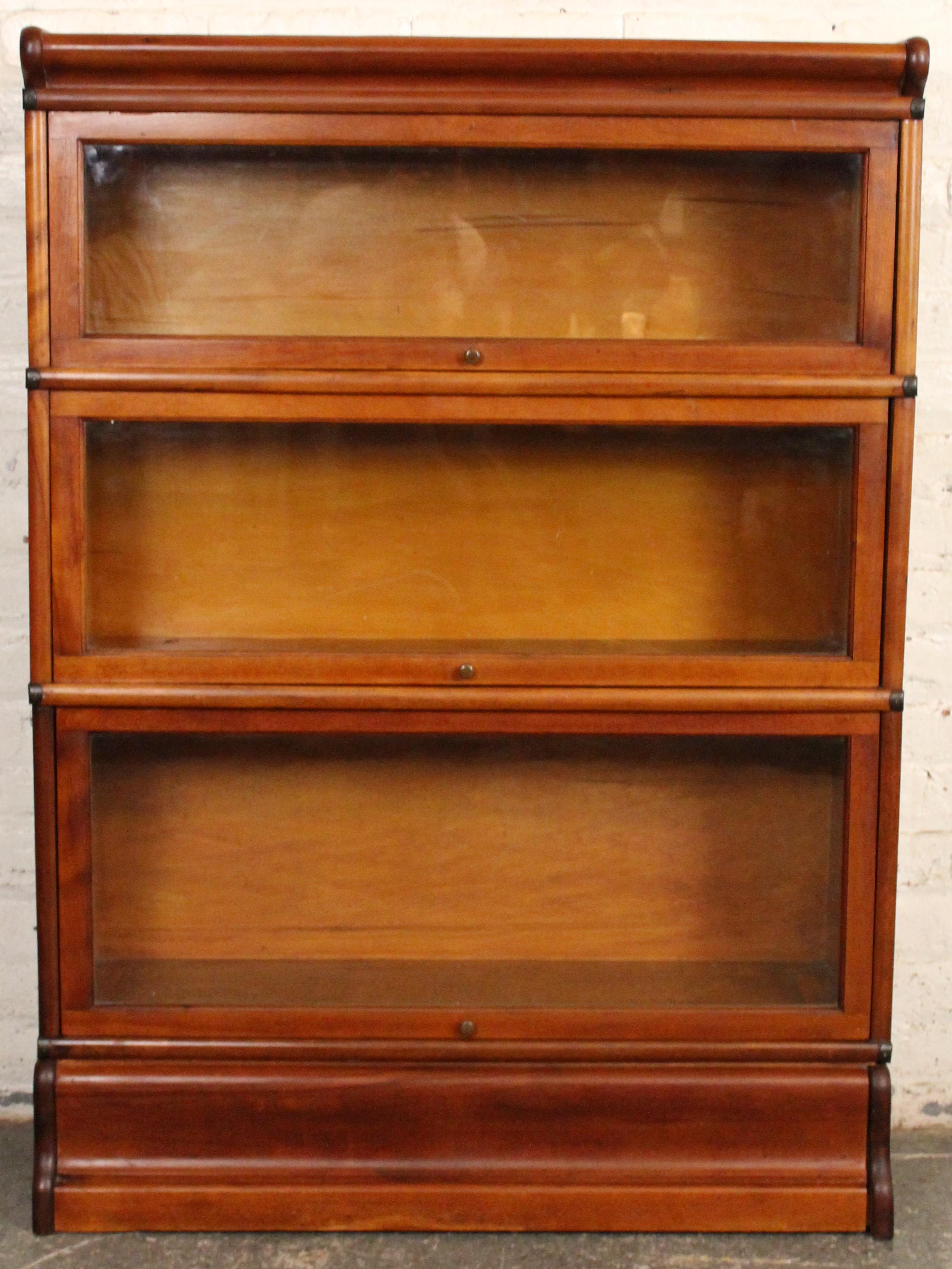 Esempio di artigianato di fine secolo, questa antica libreria da bar Globe Wernicke è caratterizzata da tre sezioni impilabili smaltate in ricco Oak, rinforzate da fasce di ferro. Con il marchio 