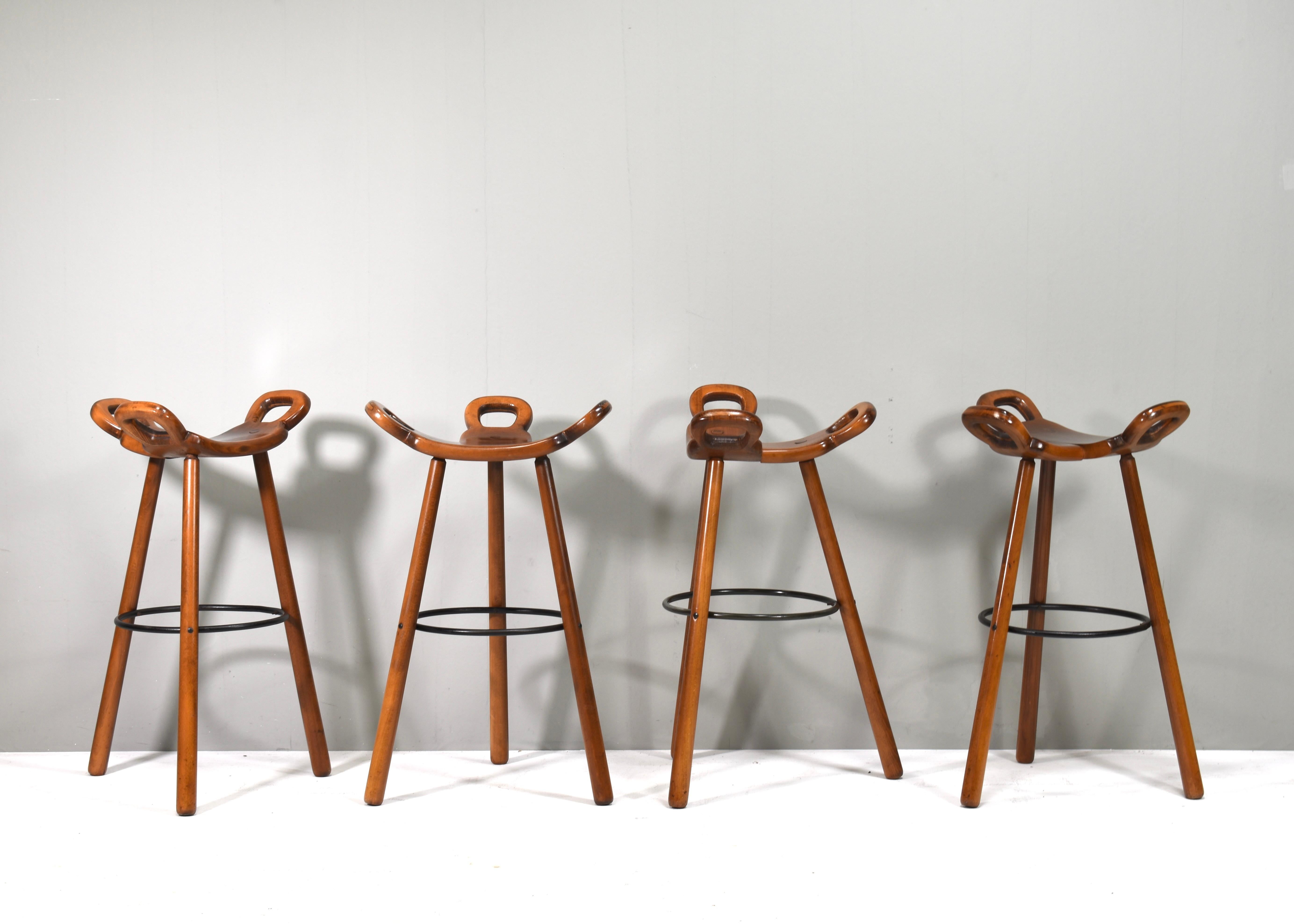 Les tabourets Marballa du célèbre designer brésilien Sergio Rodrigues incarnent un mélange parfait d'artisanat et de style contemporain. Connu pour son attachement aux matériaux locaux et aux techniques traditionnelles, Rodrigues a créé cette pièce