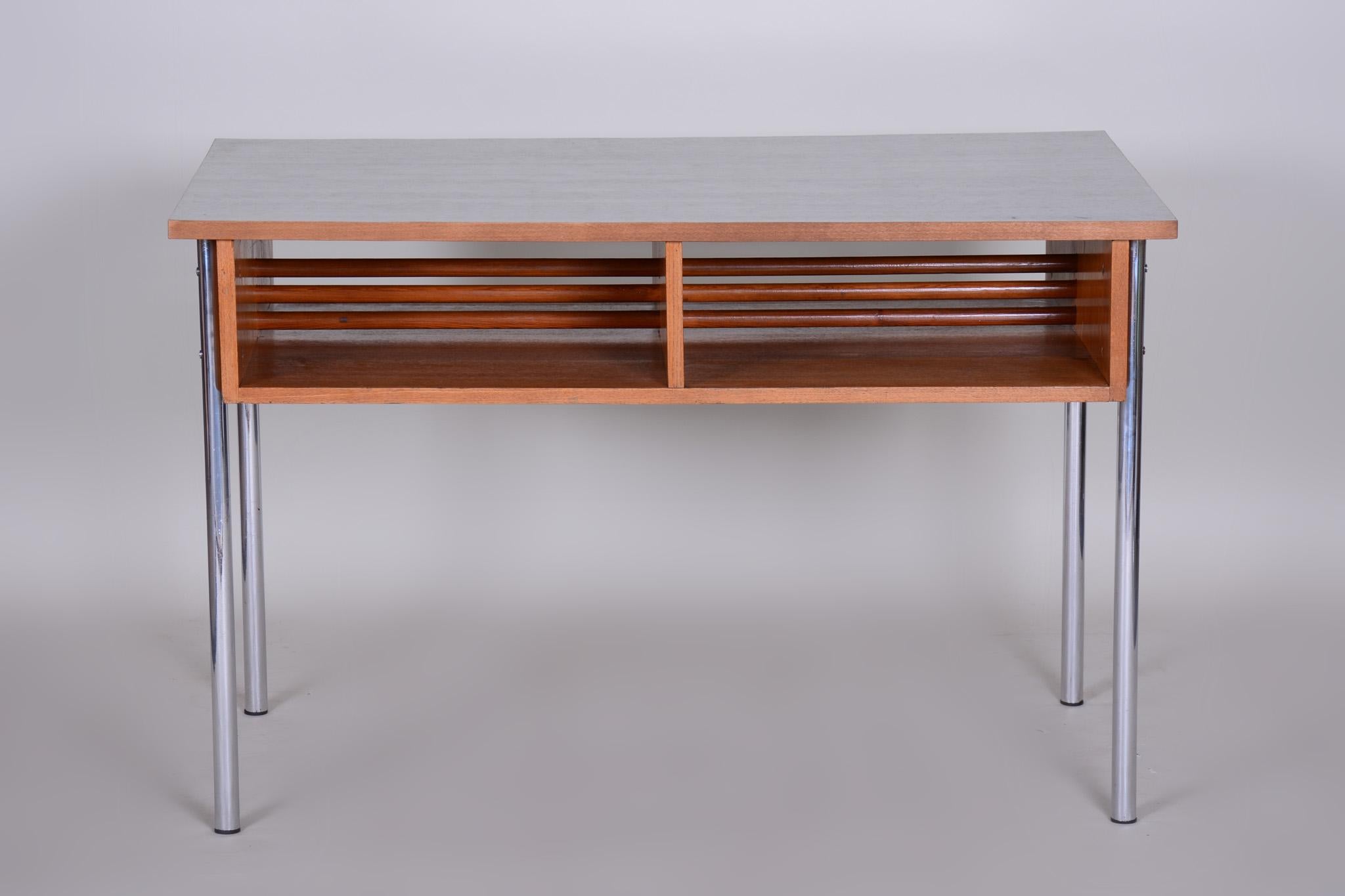 Desk with a legs in tubular chromed steel.
Manufactured by Kovona, Czechoslovakia, in the 1940s.
Very good original condition. Tubular steel with original chrome plating and patina. Fully cleaned.

Source: Czech
Material: Chrome, Oak,