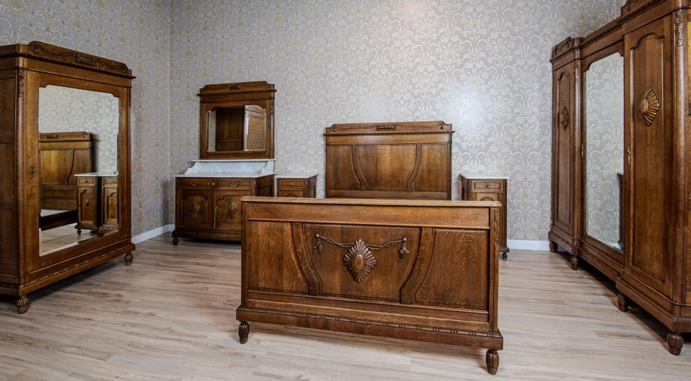 We present you a big solid oak bedroom set.
The whole is from the Interwar Period (1918-1938).
This set includes a double bed frame, two nightstands, a vanity commode, a single-leaf closet, and a big triple-leaf closet.
Inside the single-leaf