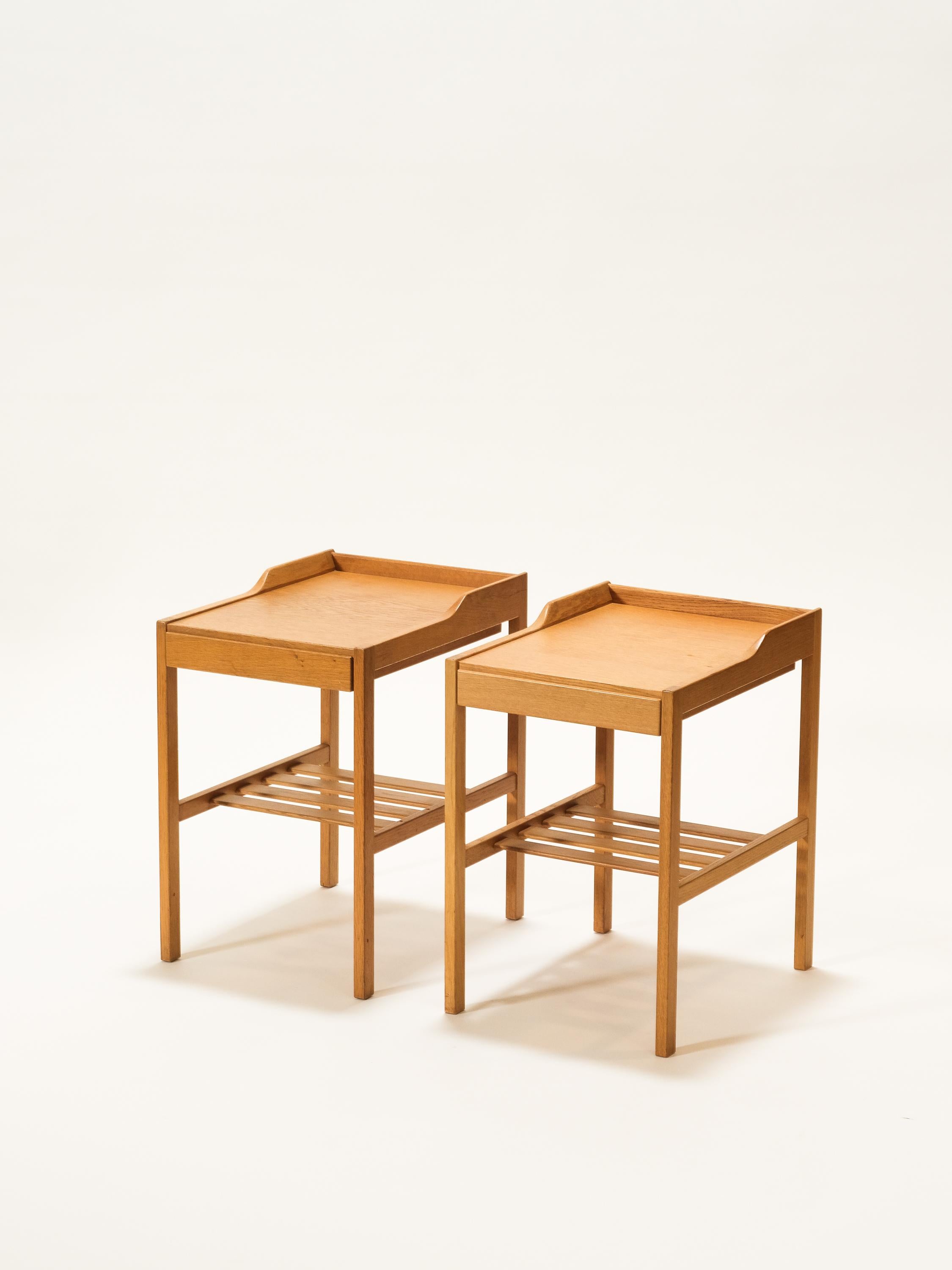 A pair of bedside tables model 3-156 by Bertil Fridhagen for Bodafors, 1960s.
These bedside tables are made if oak and shows a very minimalistic design with great details.