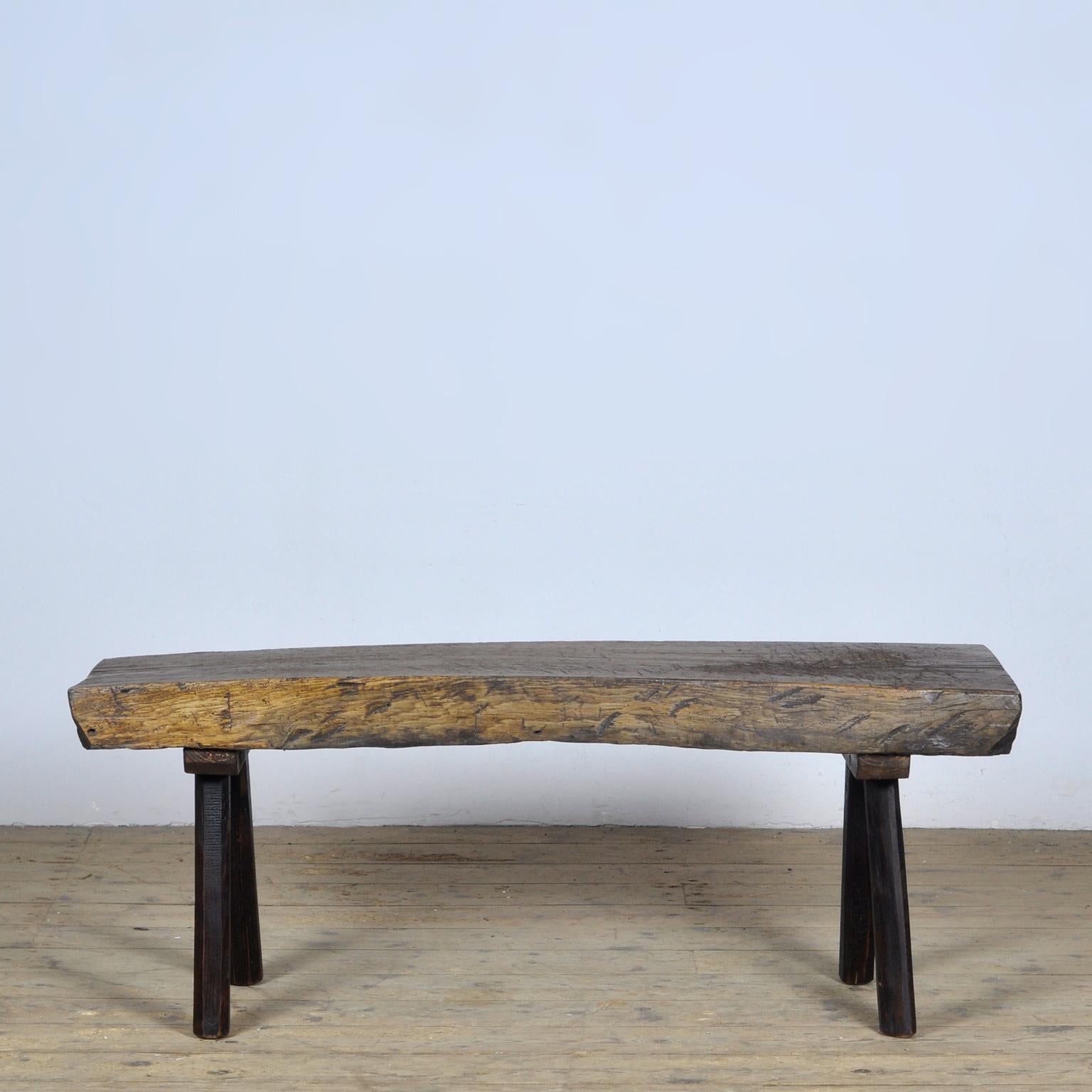 Cette table de boucher en chêne a été fabriquée en Hongrie dans les années 1920. Avec un plateau en chêne de 10 cm d'épaisseur. Les pieds sont raccourcis à la hauteur idéale pour une table basse ou un banc. Traitée contre les vers à bois. 