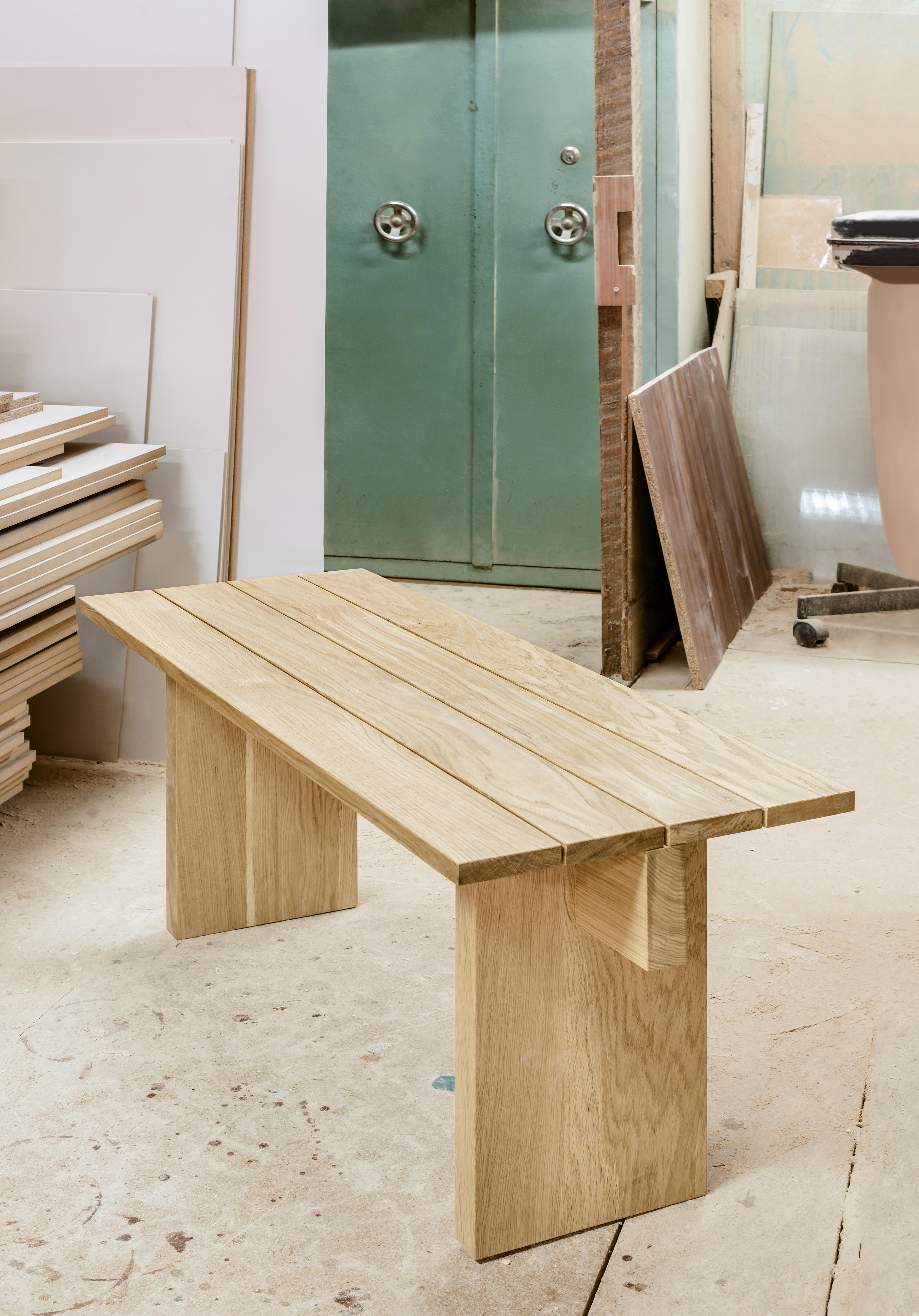 Tisch aus Eichenholz von Daniel Nikolovski (Moderne) im Angebot