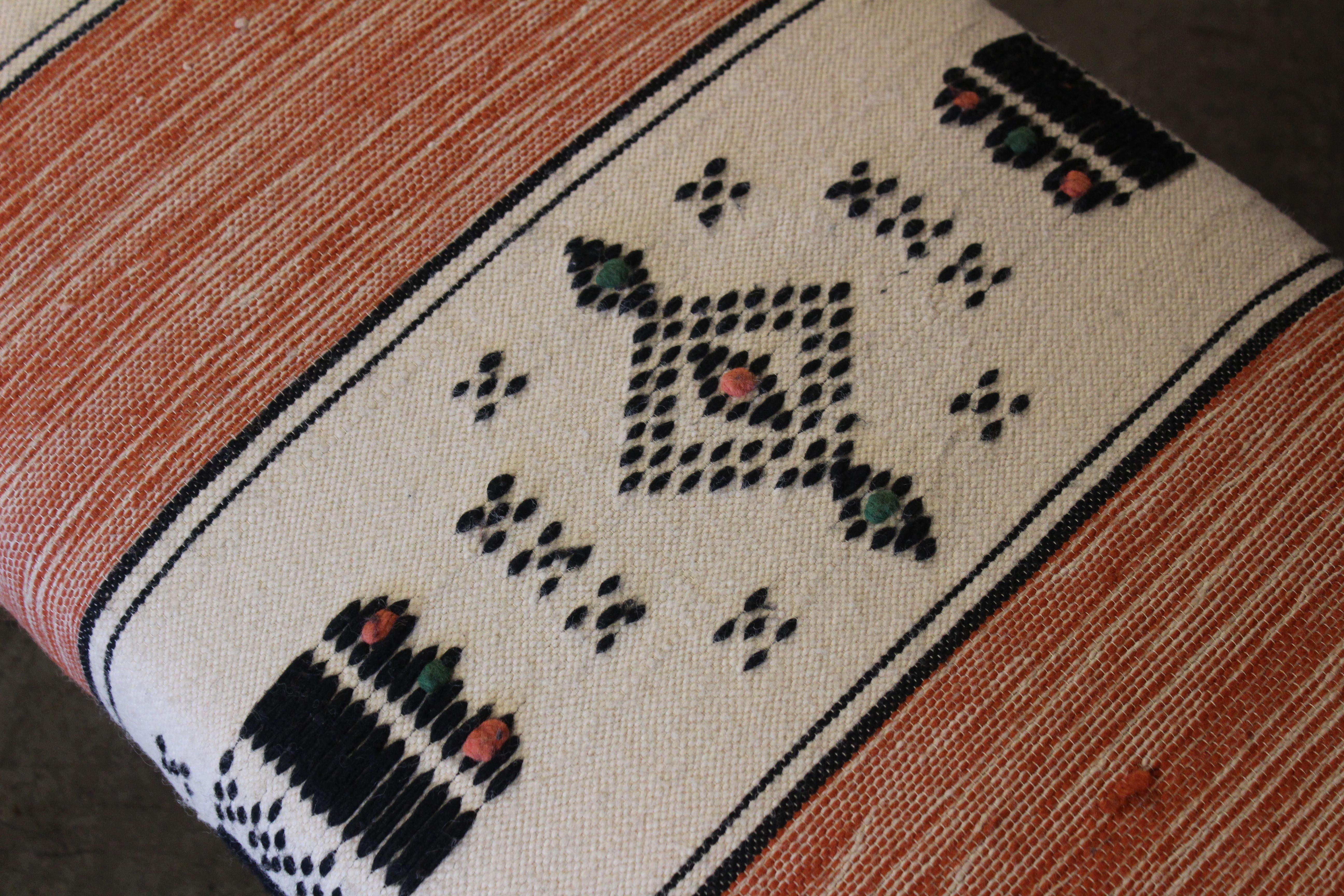 Eichenholzbank, gepolstert mit marokkanischem Vintage-Textil aus den 1970er Jahren im Angebot 6