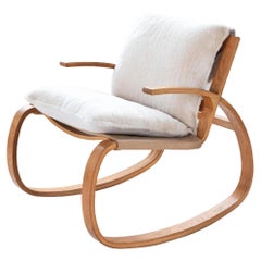 Fauteuil à bascule en bois de chêne cintré en peau de mouton de Plycraft, vers 1970