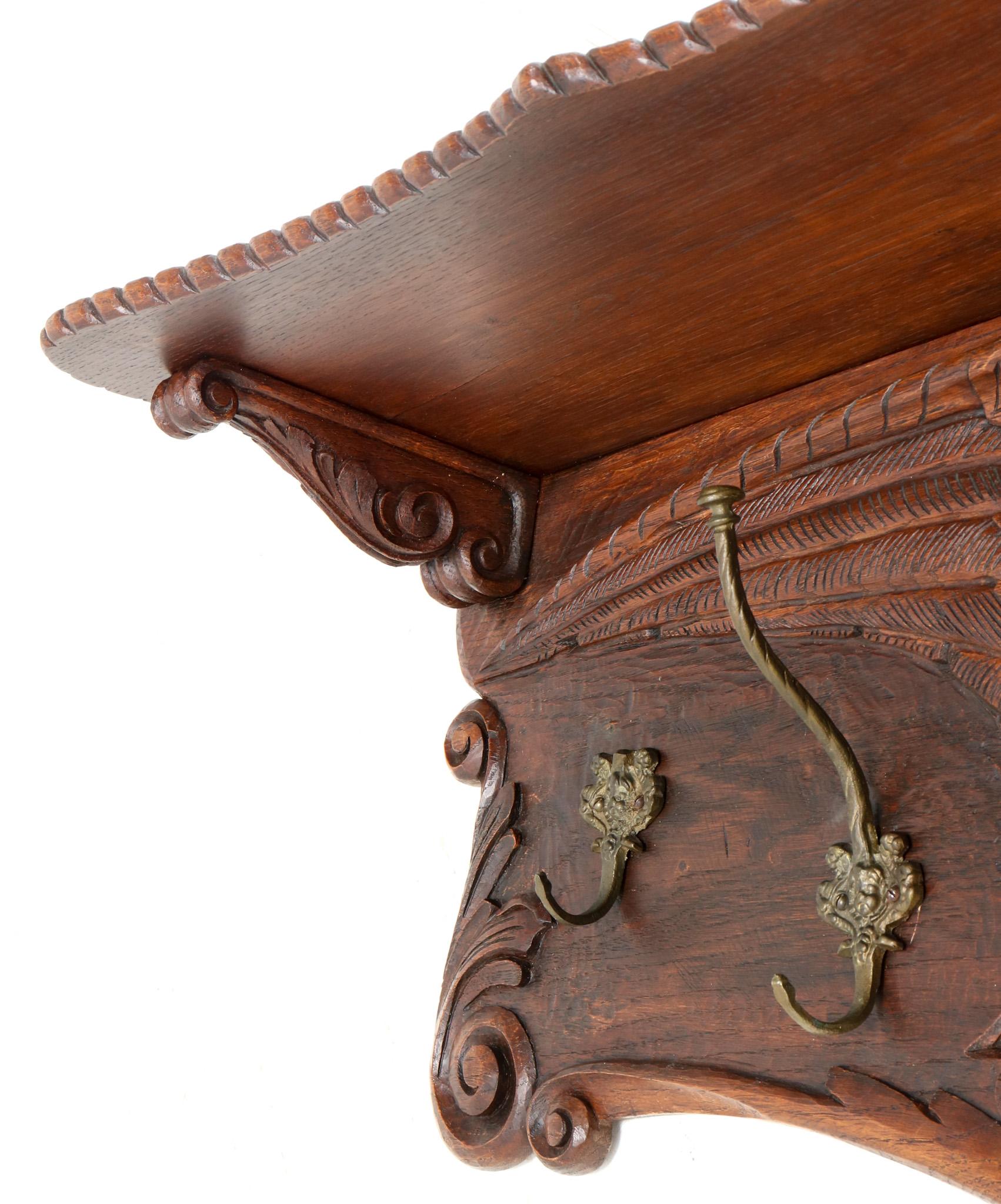Laiton Porte-manteau mural en Oak Black Forest avec aigle à deux têtes sculpté à la main, années 1900 en vente