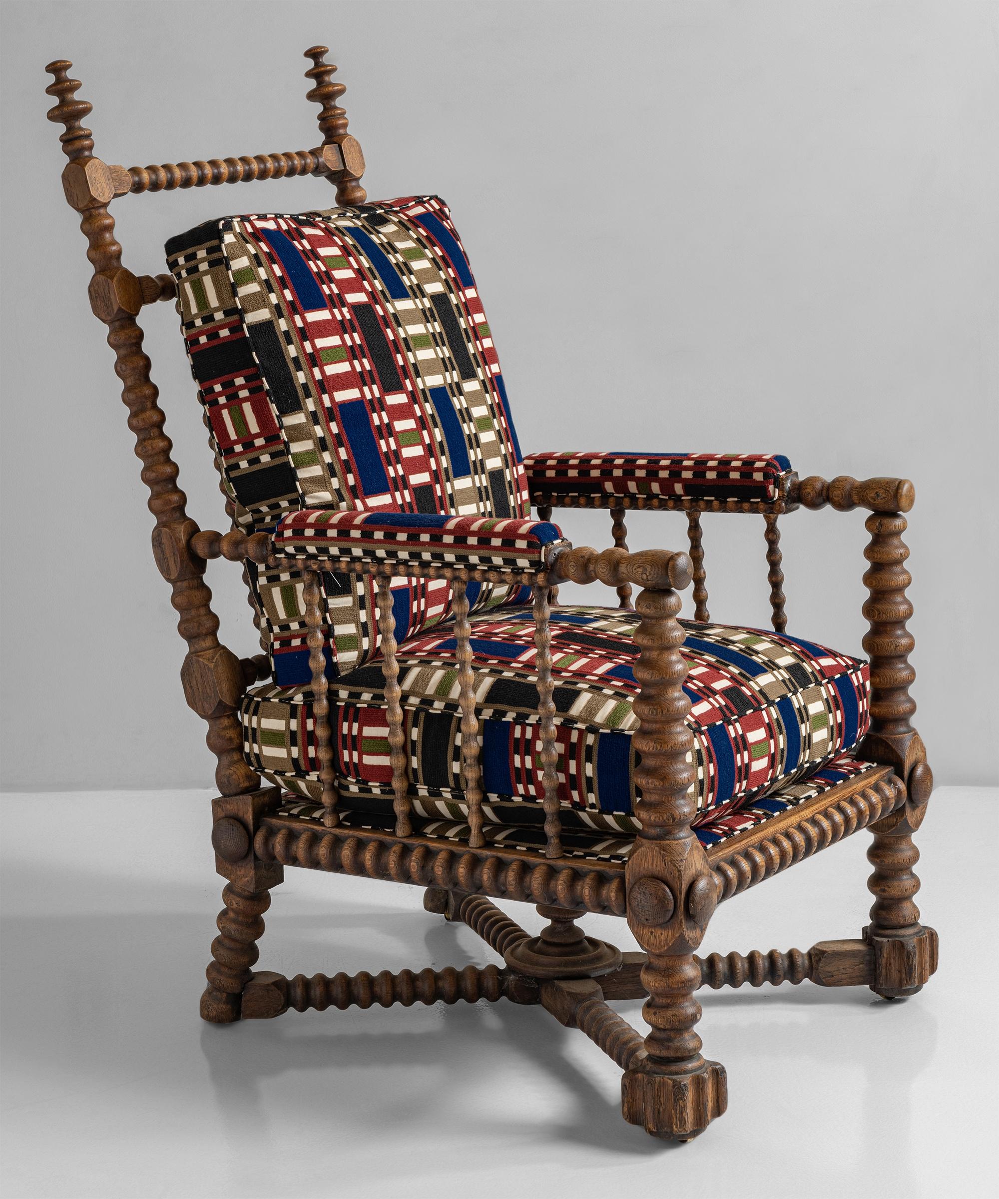 Oak Bobbin armchair in wool-linen chain stitch embroidery from Pierre Frey
England circa 1890
Bobbin turned armchair with original castors.
Measure: 26