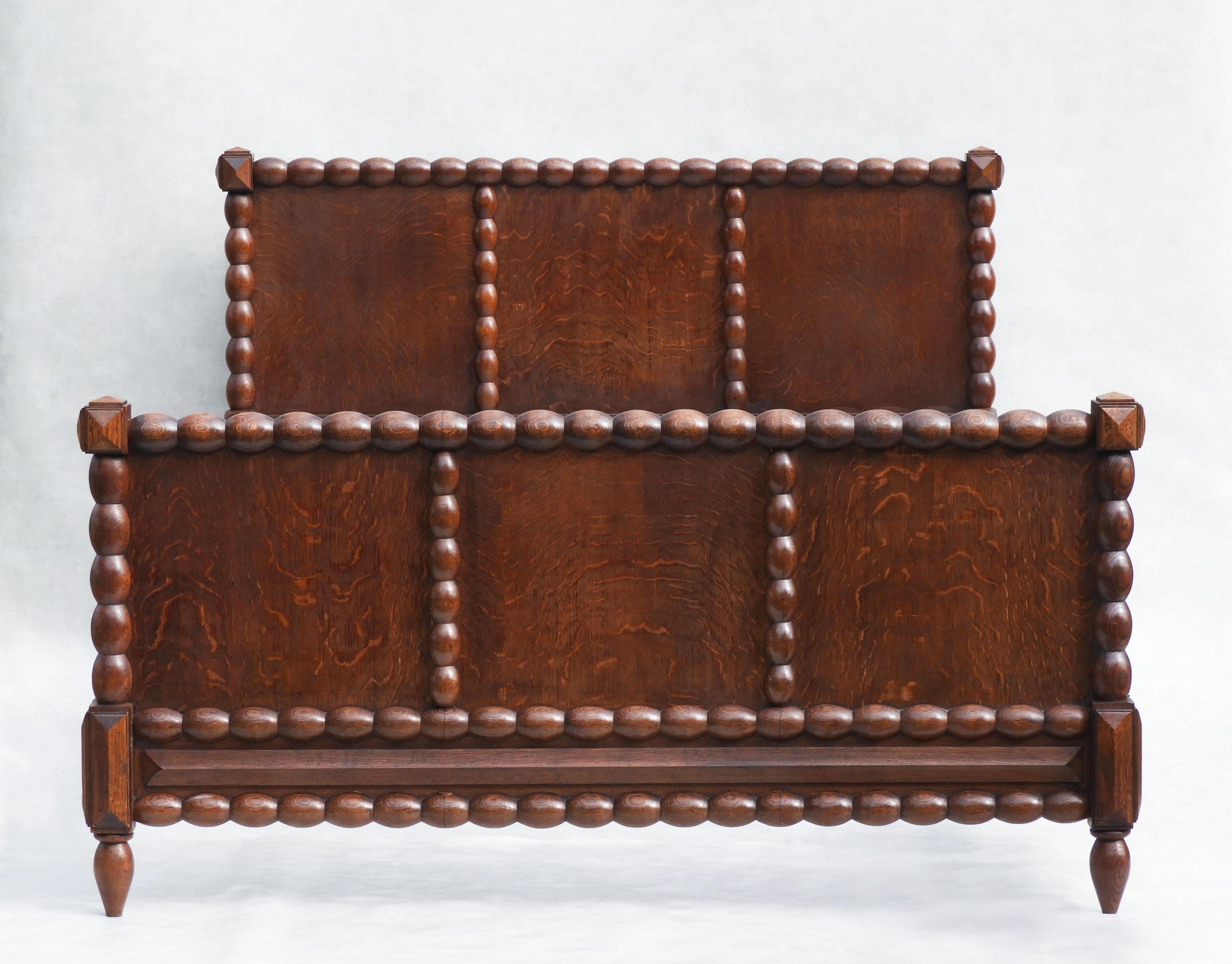 Oak Bobbin Wood Bed C1940s France US Queen/UK King Size In Good Condition For Sale In Trensacq, FR