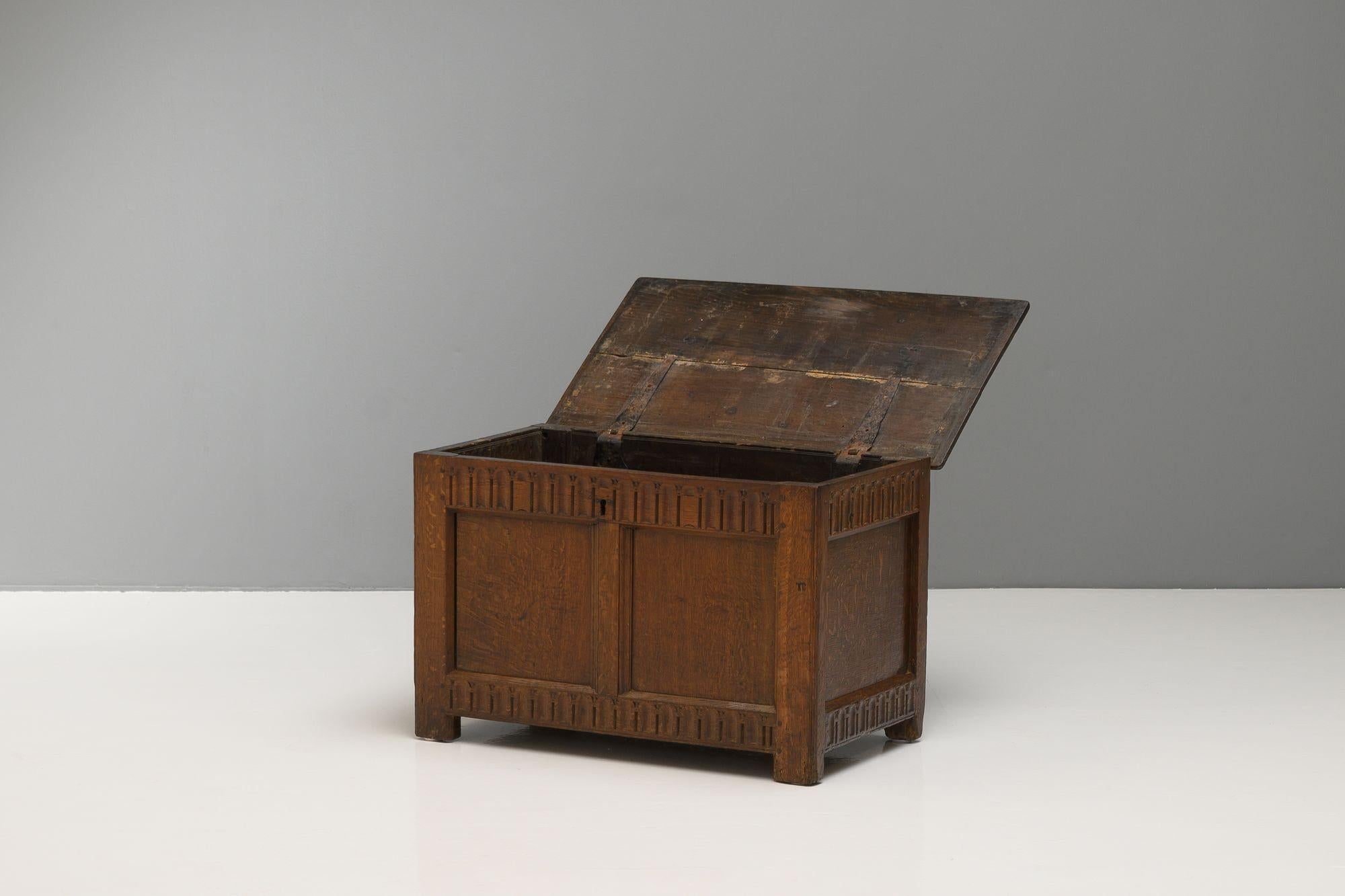 Forziere a 2 pannelli di Oak di piccole dimensioni. Circa 1760
H. H. 51cm x L. 78cm x P. 45cm
