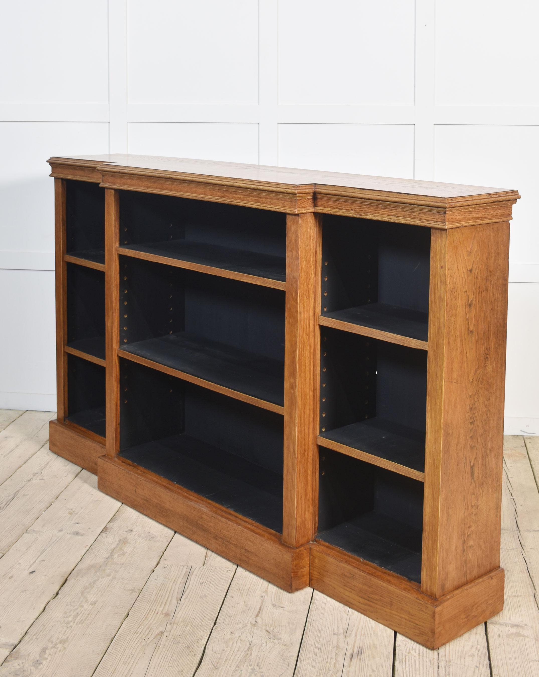 Libreria a giorno breakfront in Oak in vendita 4