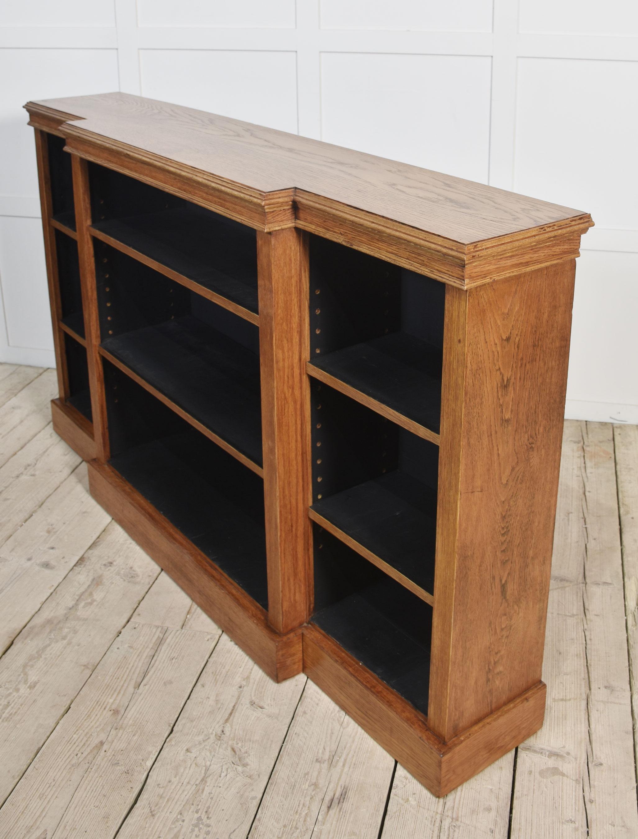 Libreria a giorno breakfront in Oak in vendita 5