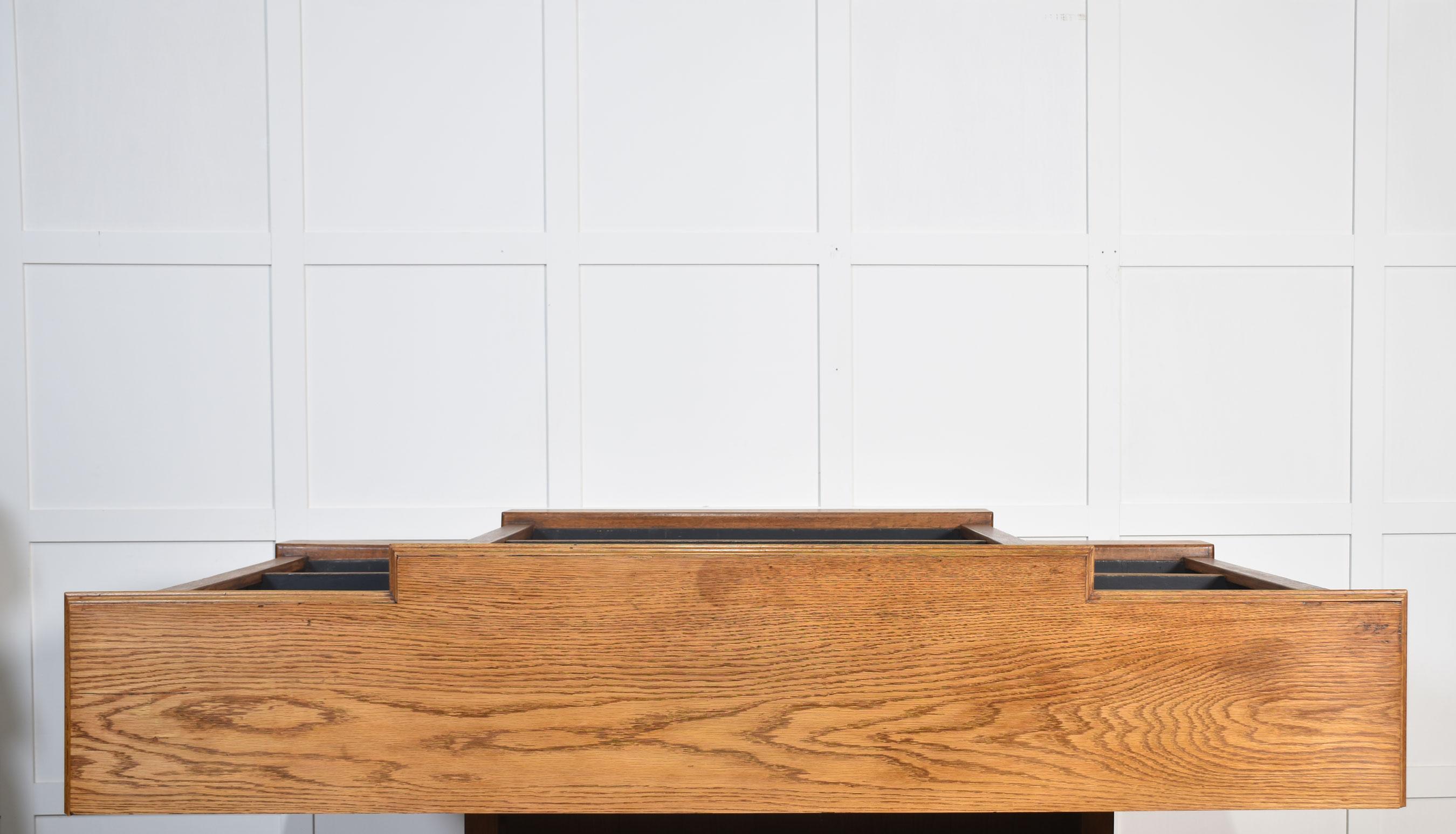 Libreria a giorno breakfront in Oak in vendita 6
