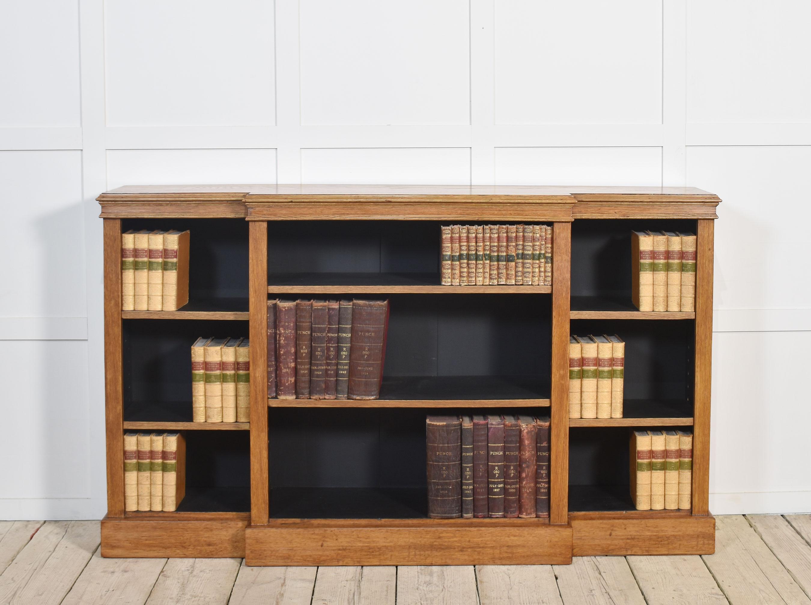 Libreria a giorno in Oak. L'ampio piano rettangolare, ben strutturato, è sovrastato da tre campate di ripiani regolabili, divisi da colonne. Il tutto sollevato su una base a plinto.
Dimensioni
Altezza 43 pollici
Larghezza 71,5 pollici
Profondità